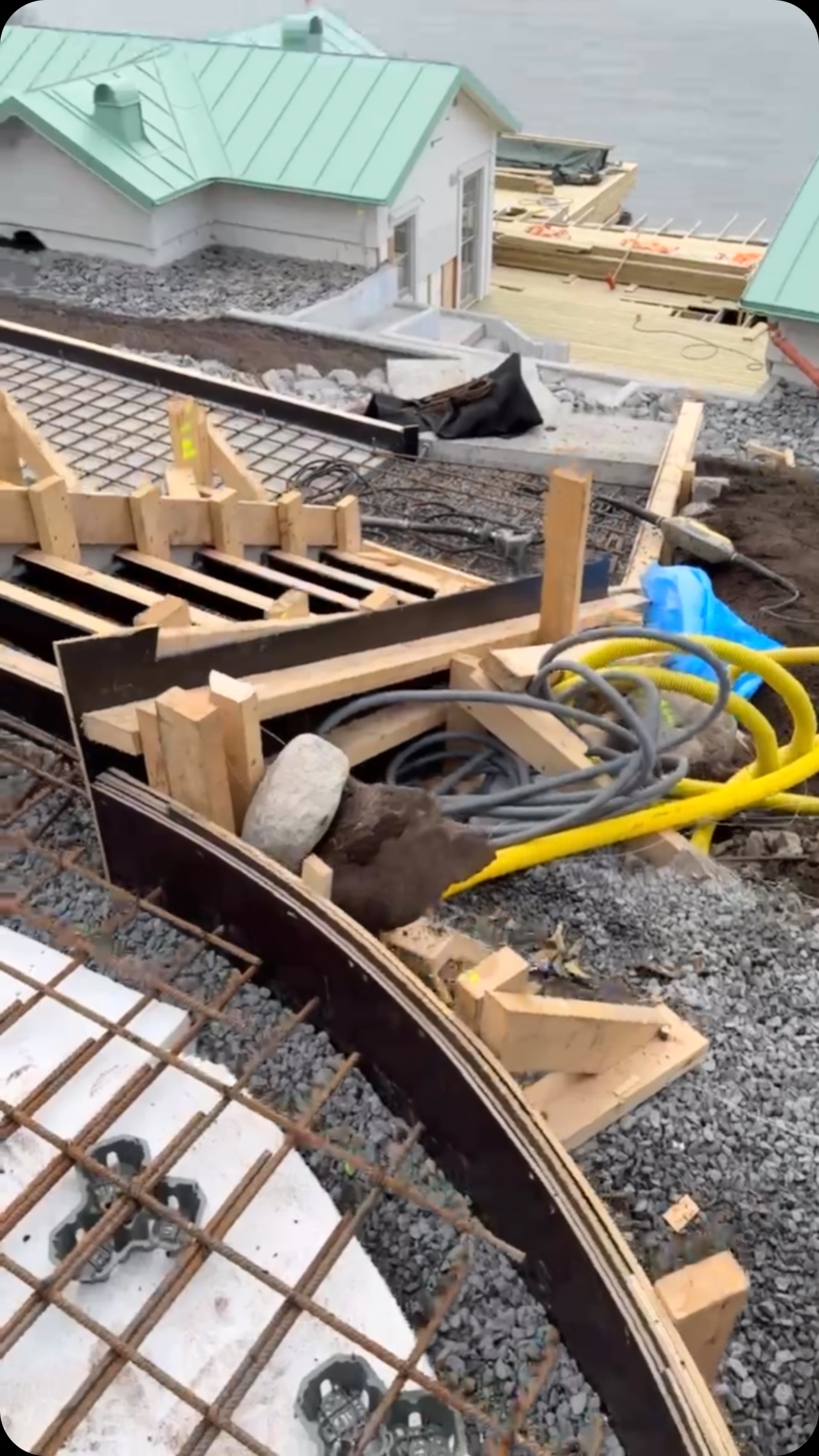 Vi på TyresöBetong önskar alla våra kunder, samarbetspartners och leverantörer ett gott nytt år ❤️
Vi syns 2025💥
#tyresöbetong #tyresobetong #concrete #betong