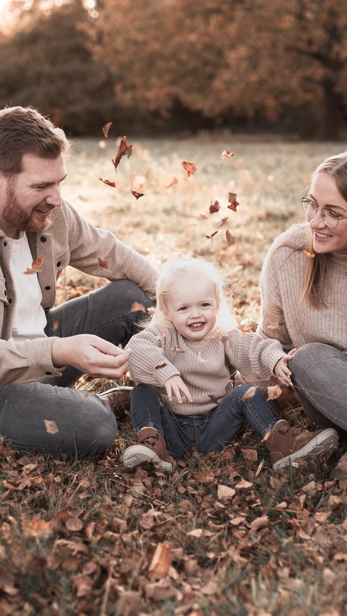 Manchmal wirkt eine Situation vielleicht chaotisch – Kinder toben, Blätter fliegen, und es scheint unmöglich, dass daraus ein harmonisches Bild entstehen könnte. Aber genau darin liegt die Magie meiner Arbeit: Inmitten all der Bewegung, des Lachens und der echten Momente fange ich die Essenz eurer Familie ein.
Das fertige Bild erzählt eure Geschichte: die Verbindung, die Liebe und das pure Glück, das euch ausmacht. Es muss nicht perfekt inszeniert sein – die schönsten Bilder entstehen, wenn ihr einfach ihr selbst seid.
Möchtet ihr auch eure echten, ungestellten Momente für immer festhalten lassen? Dann schreibt mir und wir planen euer Familienabenteuer vor der Kamera!
Ich freue mich, von euch zu hören…🤎
#Familienfotografie #EmotionenEinfangen #EchteMomente #FotografieMitHerz #HamburgFotografin #Familienshooting #Kinderfotografie #HamburgRahlstedt #NatürlicheFotografie #ErinnerungenFürImmer