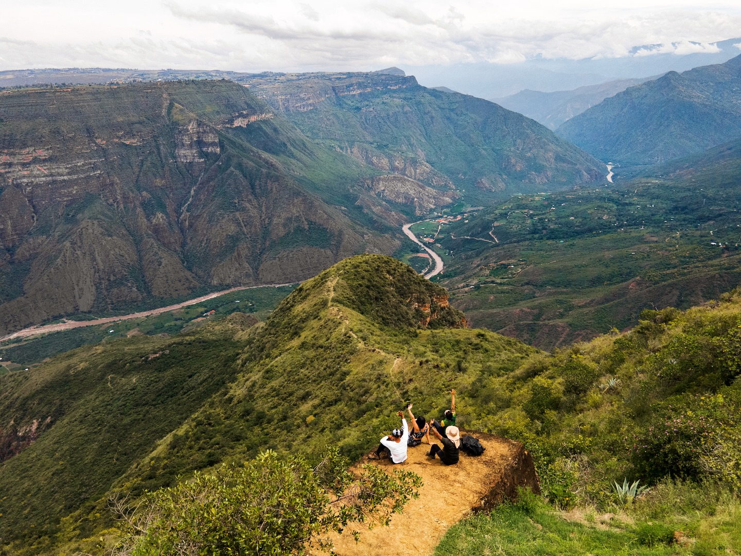 Chao 2024🤝🥳
Mucha salud y prosperidad para todos en este nuevo año💖
Gracias por compartir con nosotros las ganas de caminar este hermoso lugar llamado Cañón del Chicamocha. Sublime y majestuoso territorio que guarda una memoria que se queda corta para ponerla palabras✨. Quien lo ha caminado lo ha sentido🔥 Abrazos y caminen, caminen mucho🪐