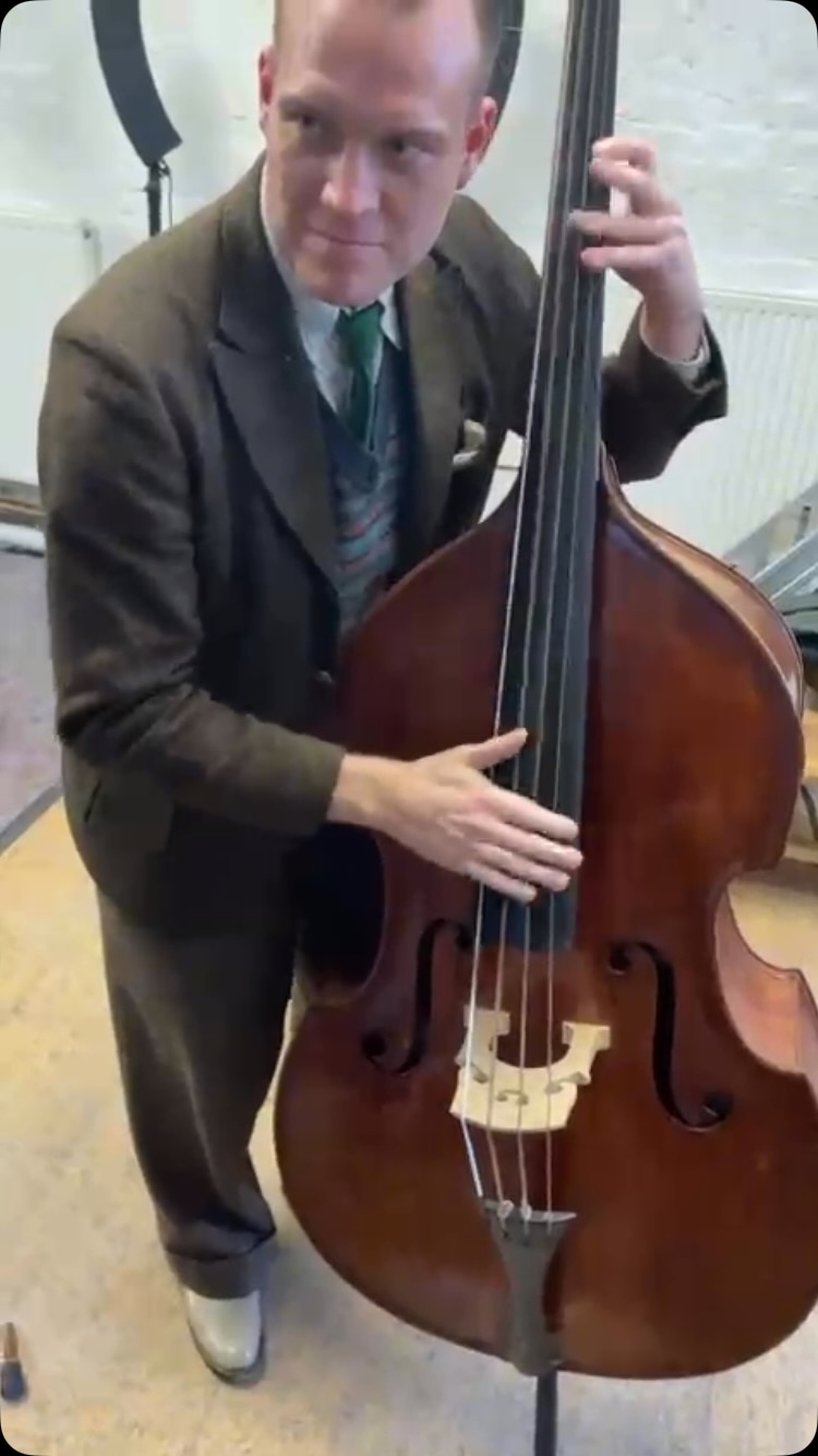 Demonstrating Milt Hinton Slap Style more or less on the changes of “Pluckin’ The Bass” after a workshop of the “Are You Syncopated?!” festival 2024. Captured by Nick Rossi. @a.modernist
#slapdoublebass #swing #hotjazz #doublebass #1930s #vintagefashion, #slapbass #stringbass #gutstringbass #oldtimes #vintageberlin #vintage #30sfashion #music #bass #Milthinton #jazz #jazzmusic