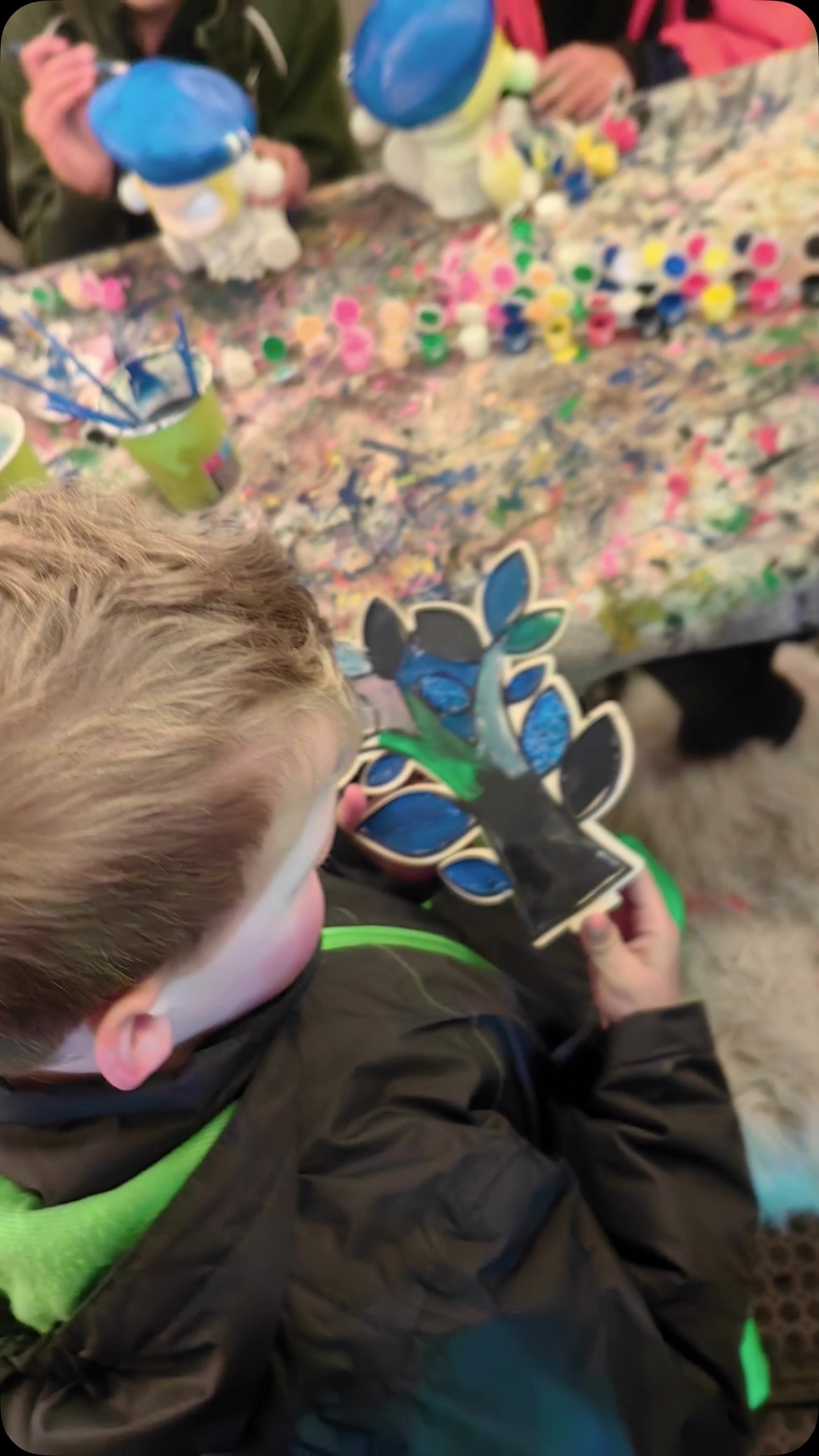 In the creative corner of SnowGlow, children bring their beloved figurines to life with strokes of vibrant color. With focus and imagination, they craft their own magical palettes, adding a personal touch to every detail. Each figurine becomes a unique masterpiece, making this painting experience more than just art—it’s a joyful journey of creativity and self-expression. Come to visit us at SnowGlow 🥰