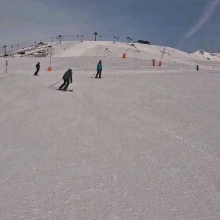 Ich habe die letzten Tage auf der Skipiste verbracht. Warum ich dir das erzähle?
Weil ich nach meinem Skiunfall eigentlich nie wieder Skifahren wollte. Früher war ich leidenschaftlich gerne auf den Skiern, und der Gedanke, für immer darauf verzichten zu müssen, hätte mir einfach zuviel Lebensfreude genommen und mich eingeschränkt.
Angst kann eine enorme Macht entfalten – ein Gefühl, das mich bis dahin in dieser Form nie so überwältigt hatte.
Und die Angst zu besiegen hat mich wirklich sehr viel Überwindung gekostet, begleitet von Panik und vielen Tränen.
Auf dem Weg zur Piste wollte ich dreimal umdrehen🫣, doch auch das Universum bestärkte mich. 😉
Schließlich habe ich all meinen Mut zusammengenommen und mich getraut.✌️
Und es hat sich mehr als gelohnt: Heute bin ich stolzer denn je auf mich selbst!
Ich fahre zwar immer noch im Schneckentempo und bin sehr vorsichtig unterwegs, aber ich freue mich, wieder wundervolle Tage mit meinen Liebsten auf der Piste zu verbringen. 😍
Wann bist du das letzte Mal über deinen Schatten gesprungen? Hast deine Angst überwunden? Hast die Komfortzone verlassen? Wann hast du Mut bewiesen? 💪
#reliefandflow #relief #flow #angstüberwinden #mutwirdbelohnt