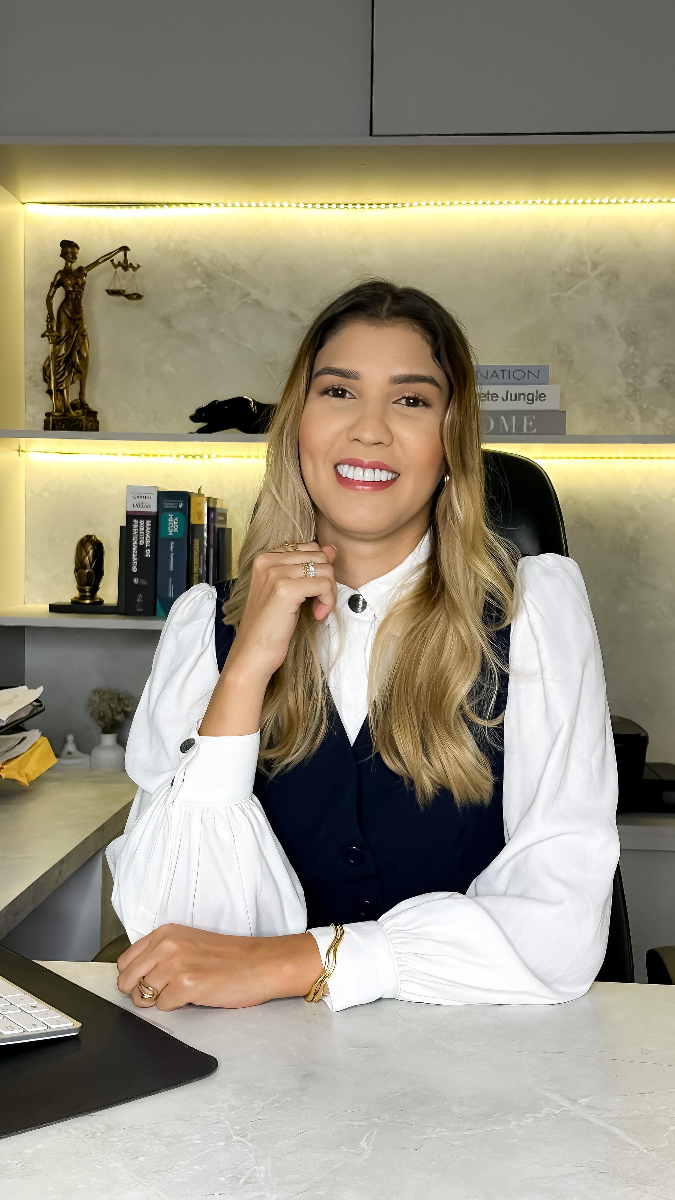 Muitos brasileiros acabam se aposentando com um valor menor do que realmente poderiam receber, simplesmente por falta de planejamento.
Contar errado o tempo de contribuição, escolher a regra de transição errada (ou nem saber qual a regra é a melhor), não contabilizar períodos especiais podem impactar diretamente o valor final da sua aposentadoria. Cada detalhe faz diferença!
Como diz o ditado: “Quem não sabe o que quer qualquer coisa serve.”
Então não deixe ao acaso, quanto mais você vive na incerteza, sem saber o que é o melhor para você, você está deixando dinheiro na mesa porque pode ter direito a um benefício muito mais alto, e por muitas vezes você nem sabe.
Entre em contato com um advogado especializado em direito previdenciário para garantir que você receba o que realmente merece.
Com um planejamento previdenciário estratégico e individual, é possível maximizar o valor do benefício e evitar que você perca dinheiro.
Não deixe que isso aconteça com você! Faça um planejamento para analisar sua situação e garantir que você está no caminho certo.
•
•
•
#inss #oab #oabpe #previdenciario #advocacia