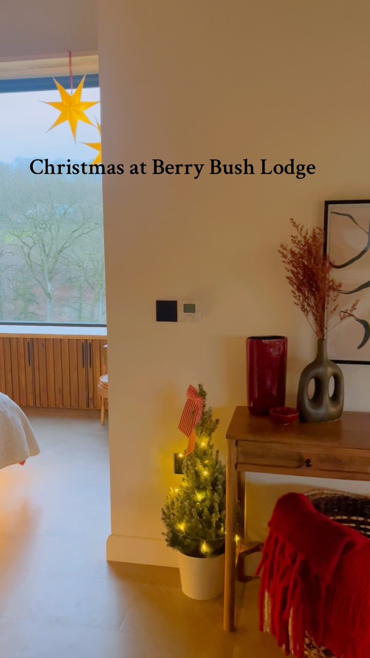 1st Christmas in Berry Bush Lodge. Must say I’d love to send Christmas here 😍 who’s coming in 2025?! 🙊
#midwales #wales #lodgeswithhottubs #hottubs #cabins #couplesgoals #christmas #christmasbreak #for2 #countryside #wood #booknow
