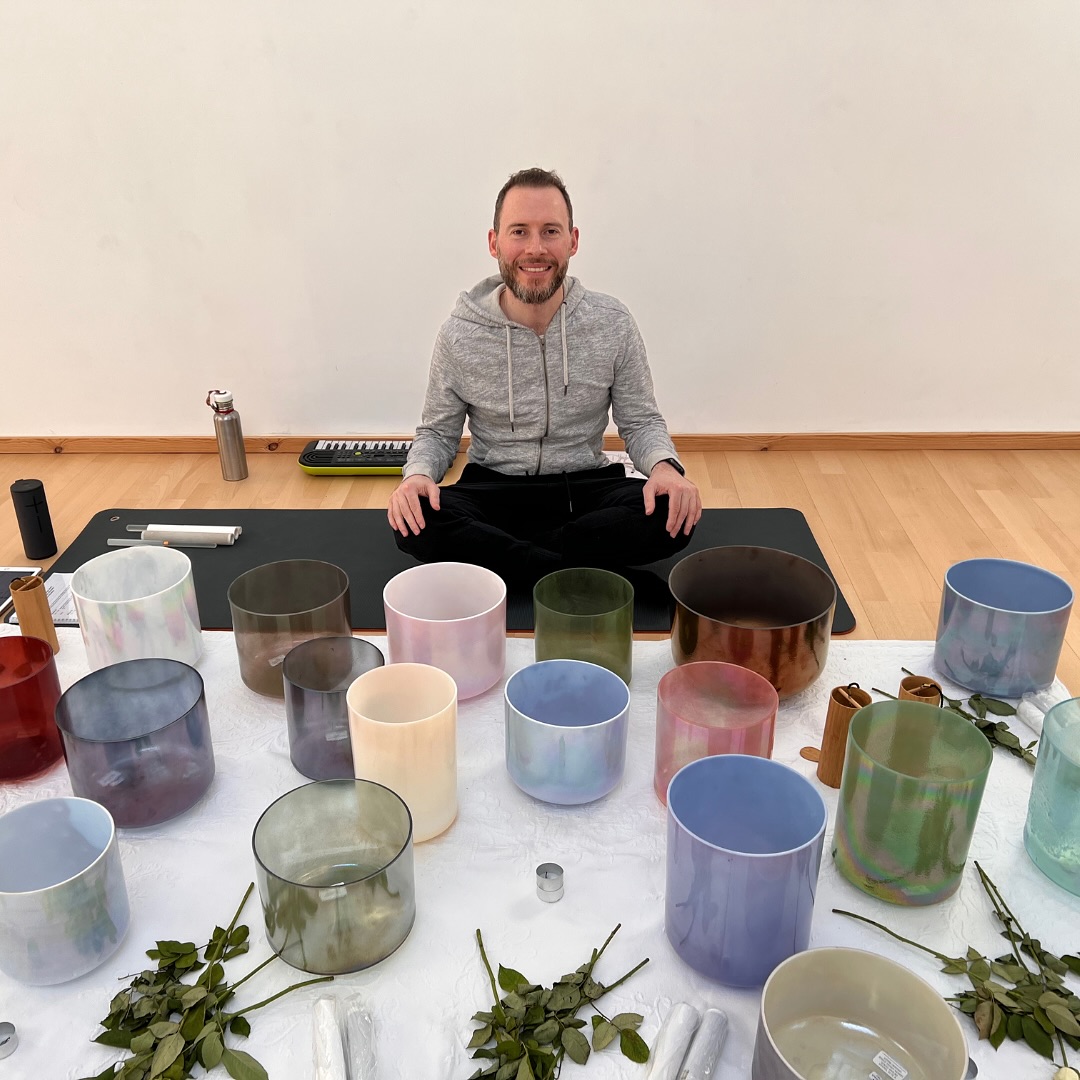 Happy new year, happy new passions!✨
Ik wens jou een mooi jaar waarin je het maximale uit je passies mag halen.
Of dit voor je werk is, hobby of whatever je in je Me-time doet: volg altijd je passies.
Hetgeen waar je toe wordt aangetrokken helpt jou om op je hoogste frequentie te handelen. Hiermee breng je jouw licht op Aarde.
Denk eens terug aan de laatste keer dat je iets voor het eerst deed en je dat een heerlijk, euforisch gevoel gaf.
Hoe meer mensen in hun authentieke leven stappen, hoe mooier we het hier samen op Aarde krijgen.
Onderzoek je interesses. Speel, creëer en maak het eigen. Je weet nooit waar het je brengen zal.
3 jaar geleden had ik een dieptepunt bereikt.
Ik had een droomhuis met mijn toenmalige vriendin, een prachtige hond en alles goed voor elkaar.
Toch liep de relatie stuk en viel alles wat ik had opgebouwd in elkaar.
Ik ontdekte tijdens deze periode bijzondere klankschalen en raakte gefascineerd door ze.
Urenlang kon ik luisteren naar de vibraties die ze uitzonden en filmpjes kijken hoe ze werden bespeeld.
Vertrouwend op mijn gevoel boekte ik zowaar een trainingsweekend Soundhealing met deze prachtschalen in Brussel.
Als product manager in software ontwikkeling kwam ik daar aan tussen de yoga- en meditatie docenten, licht ongemakkelijk maar volledig mijn intuïtie volgend. En dat bleek fantastisch!
Ik had toen nooit kunnen beseffen dat mijn carrière pad zou veranderen en ik zelf klankbaden zou geven en mensen helpen met hun bewustwordingsproces.
💫
#Passie #Klankschalen #Alchemybowls #CrystalTones #SoundBath