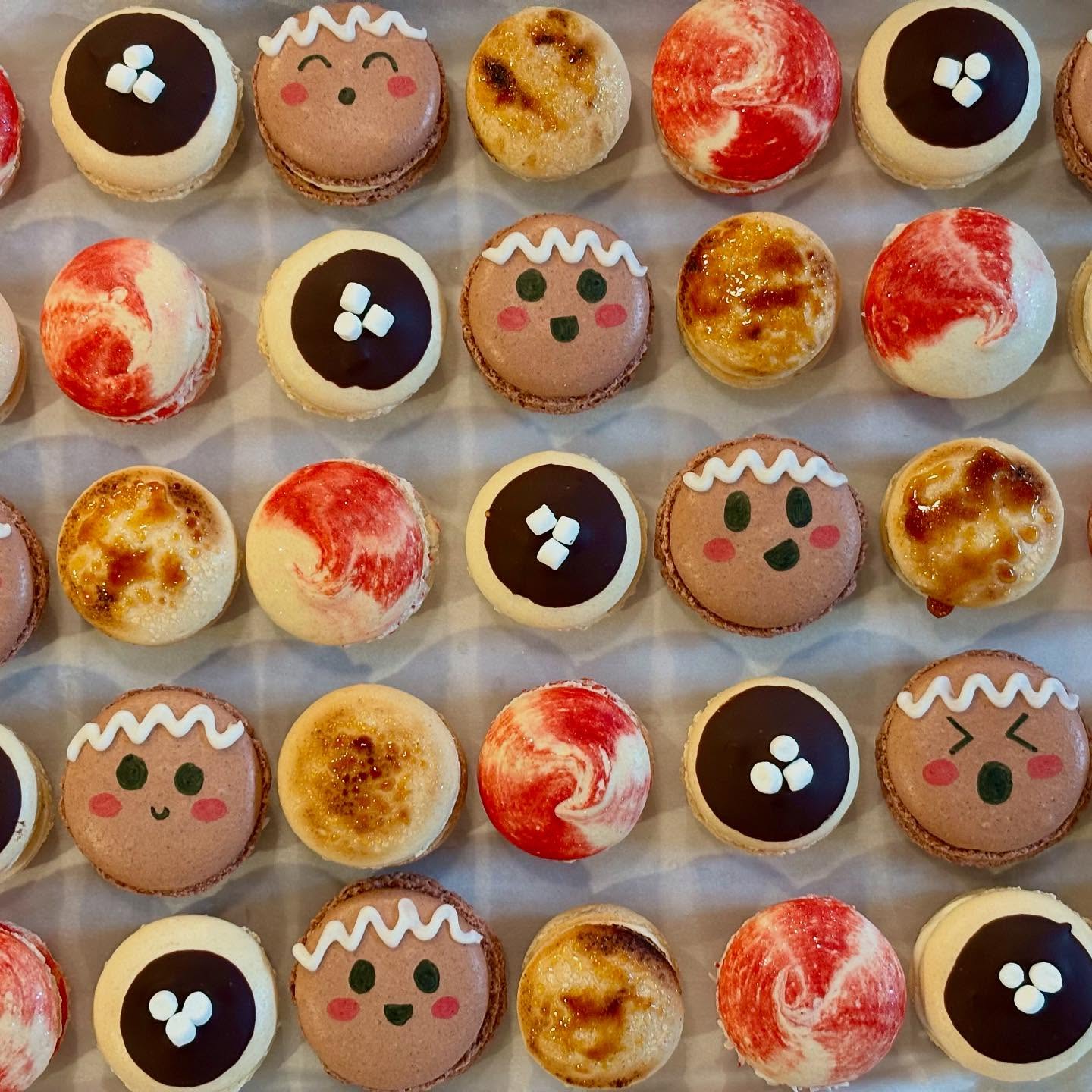 We hope everyone had a very Merry Christmas and a Wonderful Holiday Season! 🎄A special thank you to everyone who ordered some of these delicious (and adorable 😱) Holiday Macarons! 💕 and thank you for all the wonderful customers we had this year, we couldn’t do this without you! 😋 #storybookbakery #merrychristmas #happyholidays #macarons #christmasmacarons #gingerbread #whitechocolatepeppermint #hotcocoa #cremebrulee #thankyou