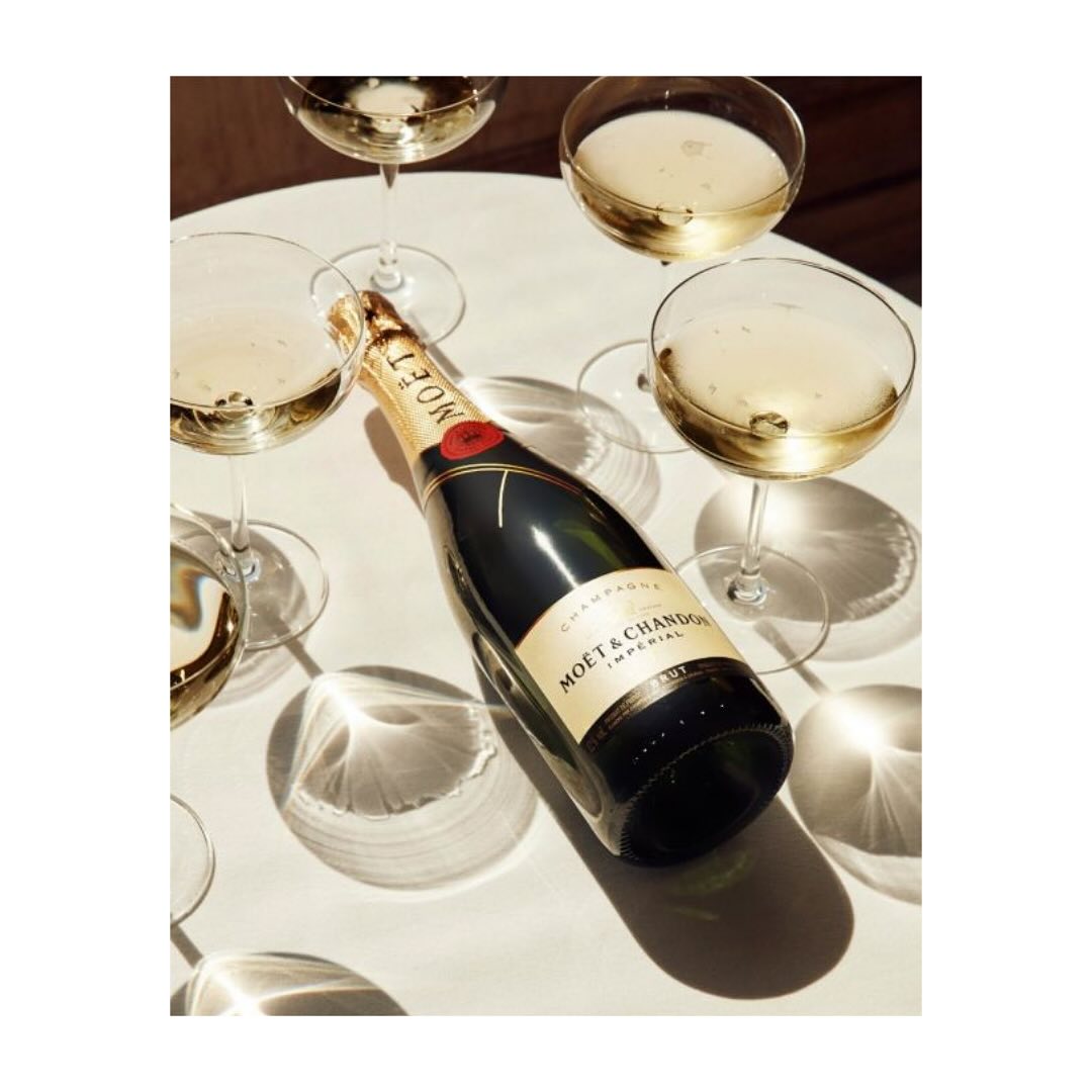 𝗘𝗲𝗻 𝗵𝗲𝗹𝗲 𝗳𝗶𝗷𝗻𝗲 𝗷𝗮𝗮𝗿𝘄𝗶𝘀𝘀𝗲𝗹𝗶𝗻𝗴 𝗲𝗻 𝗱𝗲 𝗮𝗹𝗹𝗲𝗿𝗯𝗲𝘀𝘁𝗲 𝘄𝗲𝗻𝘀𝗲𝗻 𝘃𝗼𝗼𝗿 𝟮𝟬𝟮𝟱! 🎇🥂
Al meer dan een kwart millennium deelt de beroemde Franse wijnmaker @moetchandon de magie van champagne over de hele wereld.
Elk glas stroomt over van de kenmerkende waarden van het huis: geschiedenis, vrijgevigheid, savoir-faire, succes, stoutmoedigheid en elegantie - waarden die nog steeds de kern vormen van haar wereldwijde aantrekkingskracht 🥂🍾
ACTIVITEIT
💡 Visuele communicatie: Voor MOET mocht ik handgemaakte illustraties ten behoeve van persevents verzorgen 🎨
~
🚀 Wil je ook jouw merk laten groeien? Met 20 jaar ervaring in PR en communicatie help ik ambitieuze ondernemers en bedrijven hun merkreputatie te versterken en zichtbaar te zijn in een competitieve markt. Van strategie tot uitvoering: ik zorg voor een krachtige match tussen jouw doelen, mijn expertise en een netwerk aan specialisten.
👉🏼 Benieuwd wat ik voor jou kan betekenen? Stuur me een mail (info@carolematthijsse.com) of een DM, ik denk graag met je mee! Liefs, @carole_matthijsse
#communicatieadvies #communicatiestrategie #PRagency #brandbuilding #marketingcommunications #persbericht #corporatecommunicatie #contentstrategie #portfolio #brandmanagement #mediarelaties #marketingboodschap #pr #persevent #moetchandon #champagne #illustratie #illustrator #gastronomie #hospitality
