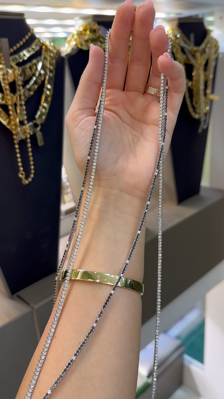 Would you choose black diamonds or stay with the classic white diamond tennis chain?! Let me know below in the comments ⬇️
#tennischain #tennischains #diamondtennis #solitaireantwerp #antwerpen #antwerpjuwelier #