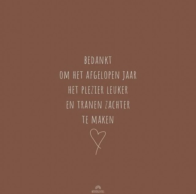 🌸 Herinneringen koesteren, dankbaarheid voelen 🌸
Dit jaar draagt diepe sporen met zich mee. Het verlies van mijn lieve mam en mijn trouwe Woezel voelt nog steeds als golven die me soms overspoelen. Maar juist in die momenten vind ik kracht bij jullie: mijn klanten, volgers, familie & vrienden.
De woorden die jullie spreken, de steun die jullie geven, en de ruimte die ik krijg om te rouwen… Het raakt me diep. Jullie zijn er, op manieren die ik nooit zal vergeten.
🌹 In Loving Memory 🌹
Mijn mam, met haar eindeloze liefde, en Woezel, met haar trouwe blik, leven voort in mijn hart. Hun warmte voel ik in alles wat ik doe. Ze inspireren me elke dag om door te gaan.
Aan jullie, die mij helpen deze momenten te dragen: DANK JE WEL! Jullie maken het verschil.
Ik kijk met hoop naar 2025. Samen schrijven we een nieuw hoofdstuk, vol liefde, herinneringen en betekenis.
Dank voor alles wat jullie zijn en betekenen. Samen maken we er een prachtig jaar van.
Liefs Marlie 💋
#MetLiefde #InLovingMemory #Dankbaar #2025