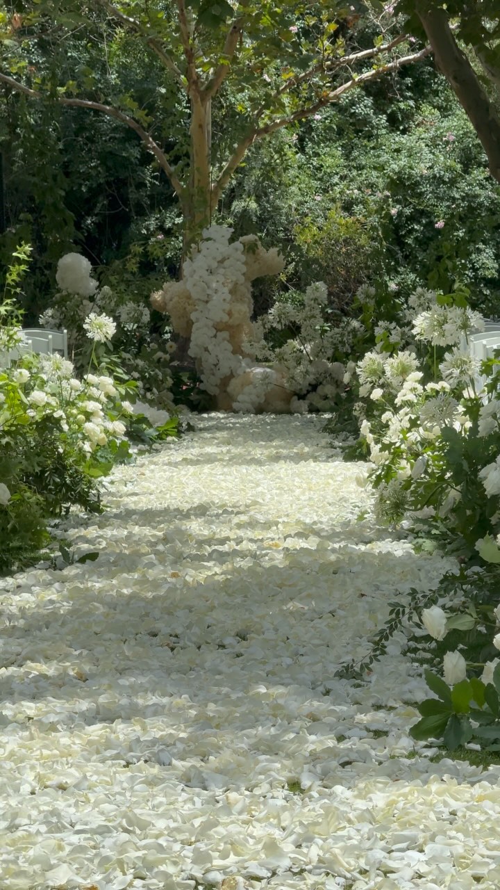 The most stunning day for the gorgeous @annaleesecaruso and @antoniothespartan set in the gardens of @sunnybrae_estate 🤍 so much love was in the air and felt by everyone.
Big thank you to my team on the day for your all of your hard working hands.
With a gorgeous team of vendors:
@sunnybrae_estate
@venue.productions
@chelsealouise.hair
@by__ct
@jacksmallphotography
@jaguarswithgrace
@therealvincefusco
@calechebridal
@makeupbycarlya
#adelaideflorist #southaustralianwedding #weddingflowers