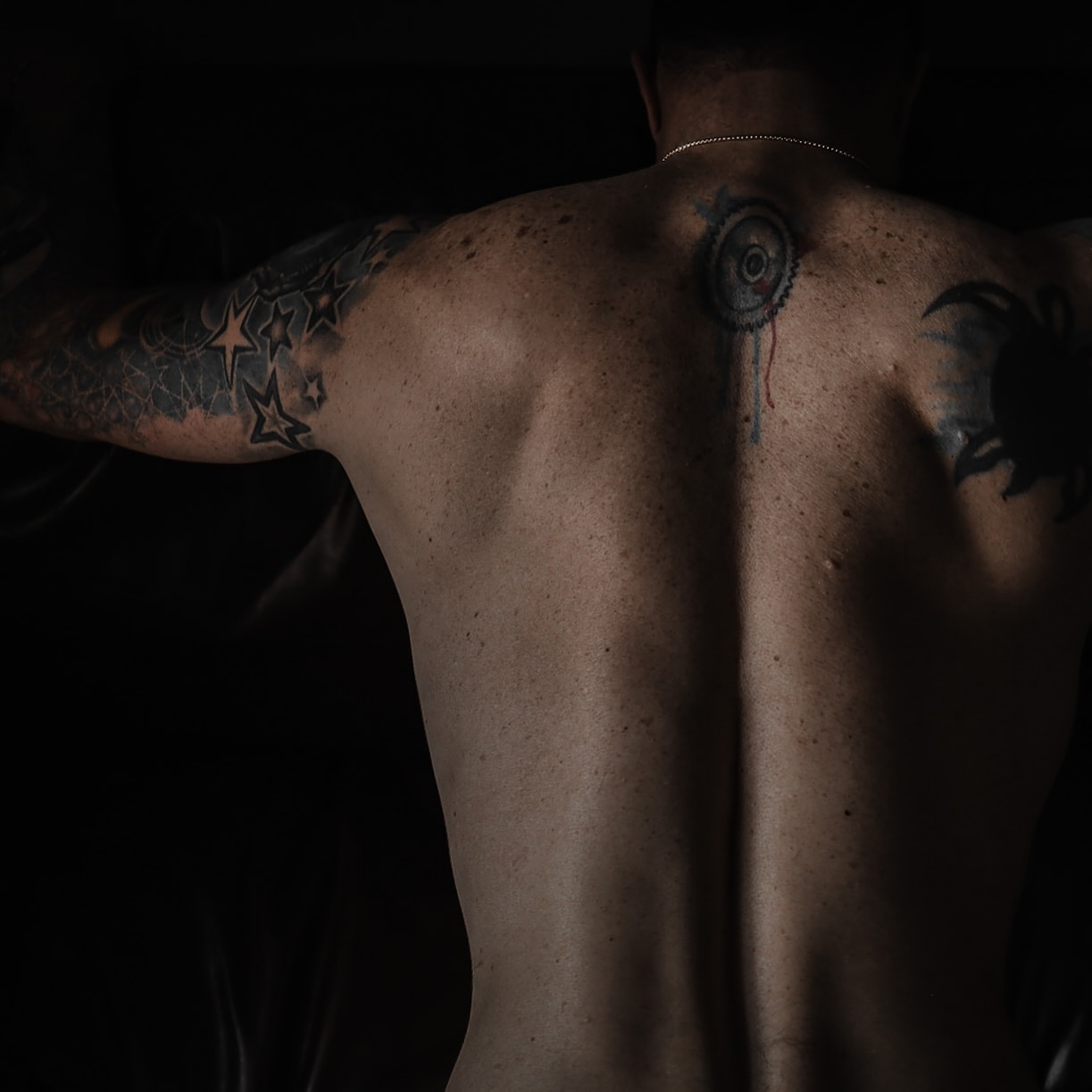 Lost in the depths of darkness, he embodies a tantalizing mystery, every line and curve inviting you to unlock the passionate story that unfolds in the quiet of the night.
🖤 Dare to reveal your darker side. Let’s create something unforgettable together. Book your boudoir session at RuggedShadows.com and get ready to ignite the flames. LINK IN BIO