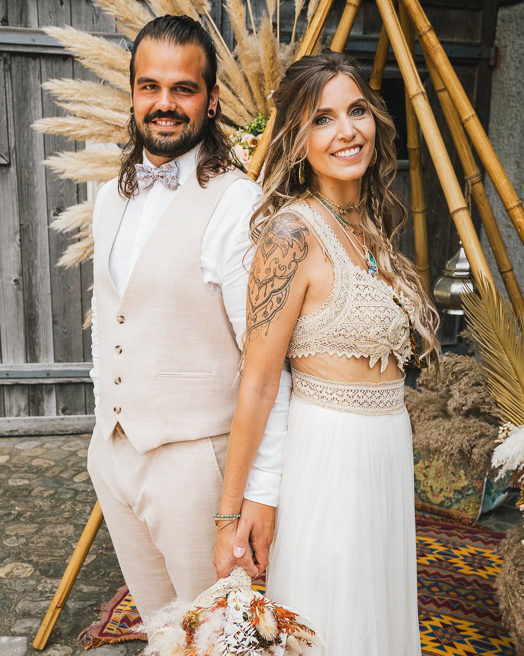 Liebe Michelle, Lieber Michel, wir sind immernoch total sprachlos, wie ihr die ganze Deko von Traustelle, Bar und Partylocation alleine, von Grund auf und mit so viel Liebe zum Detail erschaffen habt. Unglaublich 😍 schön, dass ihr eure Deko nun auch anderen Paaren für ihre Hochzeit anbietet @bohodeko
@zum_jaegerhuus
#cundtphotography #hochzeitsinspiration #hochzeitsfotografie #hochzeitsfotograf #swissweddingphotographer #weddingphotography #brautkleid #brautstrauss #brautfrisur #brautschmuck #bohostyle #bohowedding #bohobride #dirtybootsandmessyhair #loveandwildhearts