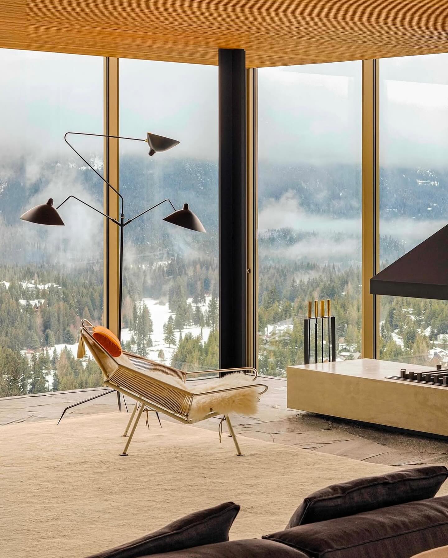 Hace ya unos meses que colaboro como retocadora con la revista @arquitecturayd
Los brasileños MK27 ( @studiomk27 ) cambian radicalmente de la actitud para crear un refugio junto al complejo de esquí de Whistler, en Canadá. Y salen airosos del reto con una obra transparente que demuestra que su “ tropicalismo doméstico” soporta bien el frío.
Más fotos en el número de diciembre.