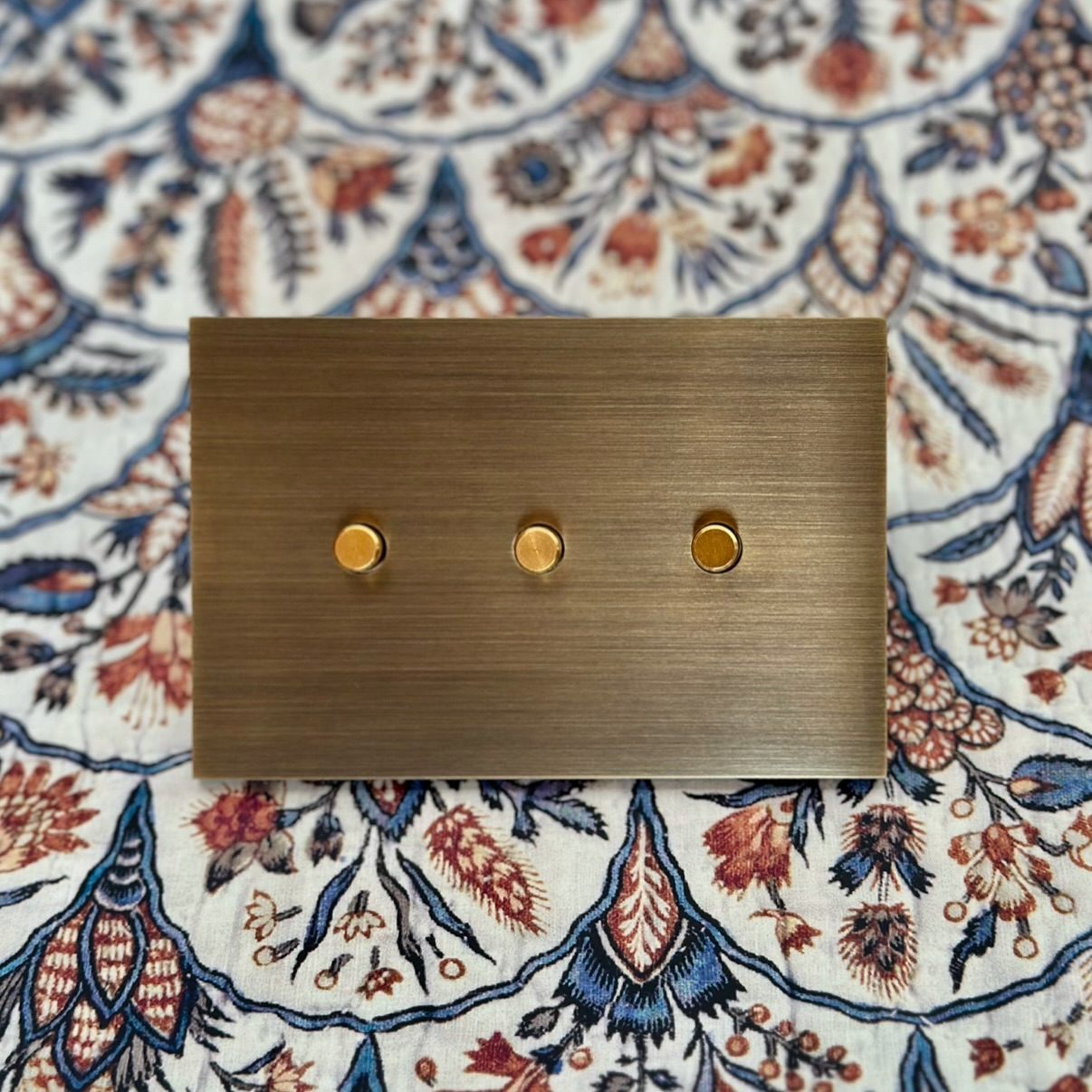 Les équipes de 6ixtes vous souhaitent une très heureuse nouvelle année, remplie de bonheur avec vos proches, de santé, d’amour et accomplissement personnel ✨
#6ixtes #6ixtesinterrupteurs #interrupteur #ateliersdefrance #savoirfaire #artisanat #artisanatfrancais #artisans #art #gravure #appartement #architecture #luxe #decorationinterieur #paris #decoration #interiordesign #interiordecor #homedecor #design #craftmanship #homedesign #interiorarchitect