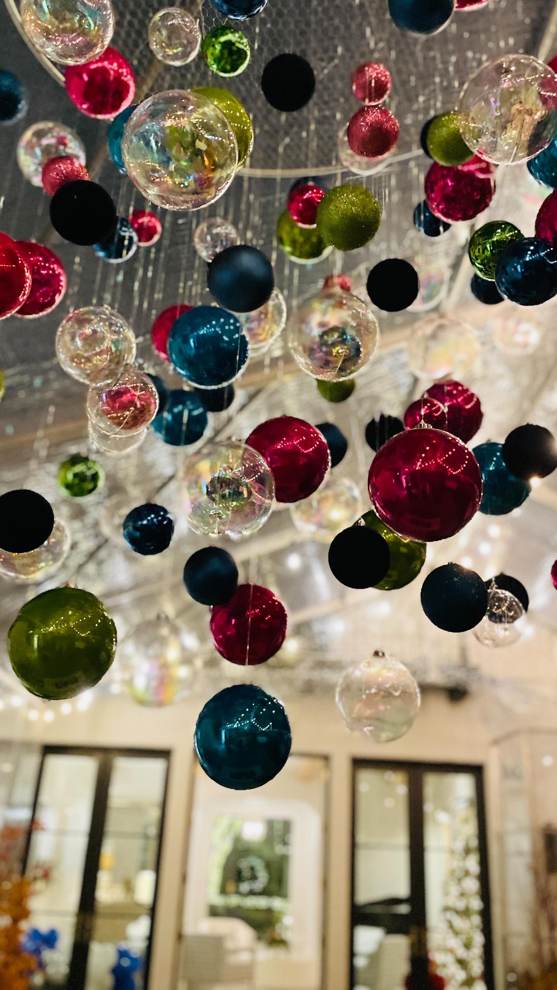 Special shoutouts to @stems_and_things for this amazing installation, and to @sandoneproductions for the backdrop.
#catering #dallascatering #corporatecatering #holidaycatering #christmasparty