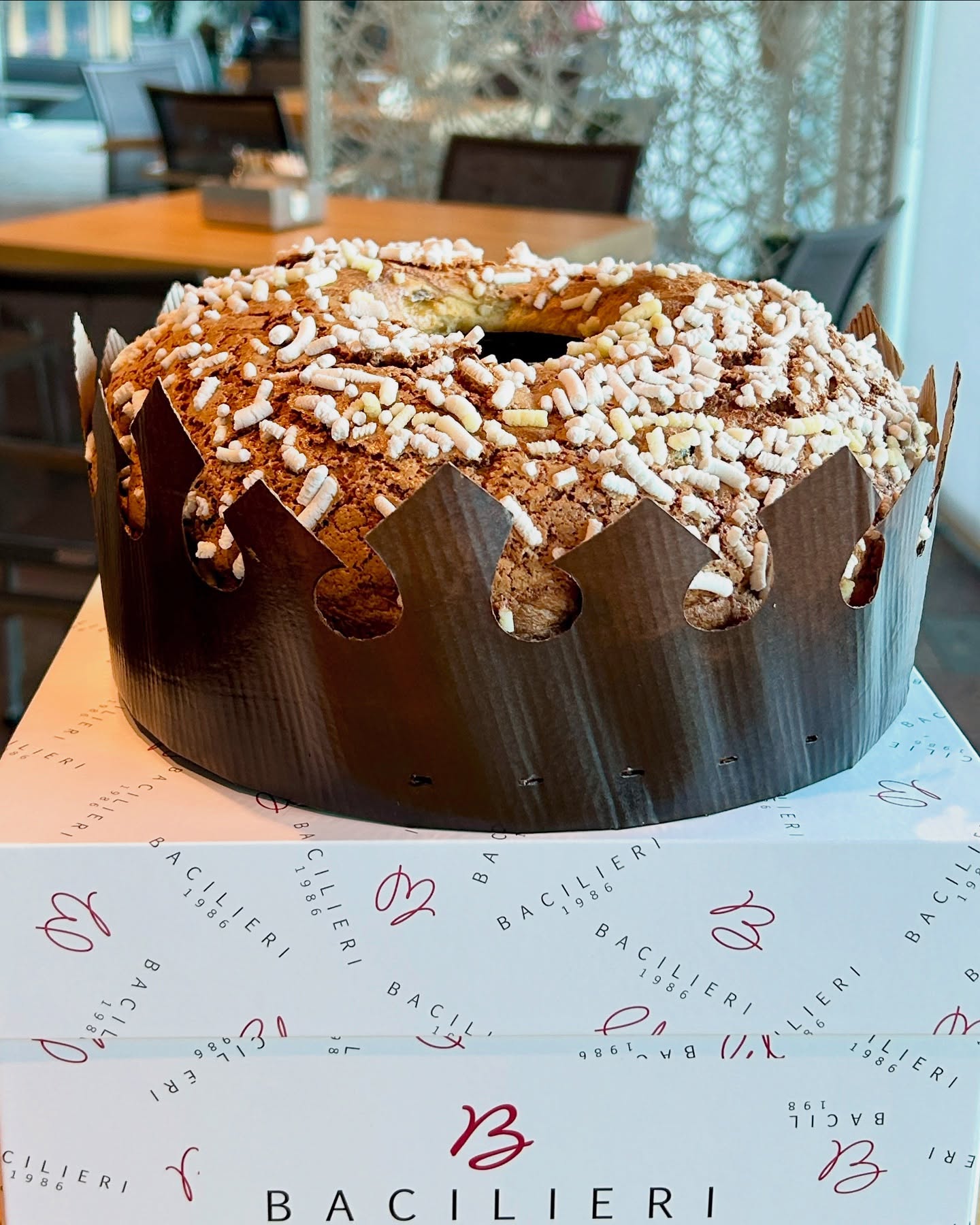 Il Pan dei Re👑
Insieme ai @maestridellievitoedelpanettone abbiamo ideato questo lievitato che ci accompagna dal Natale fino all’ epifania proprio come il viaggio dei re Magi!!
Lo trovate disponibile in negozio e sul nostro store online !!
.
.
.
.
#bacilieri #pasticceriabacilieri #lievitati #epifania #feste