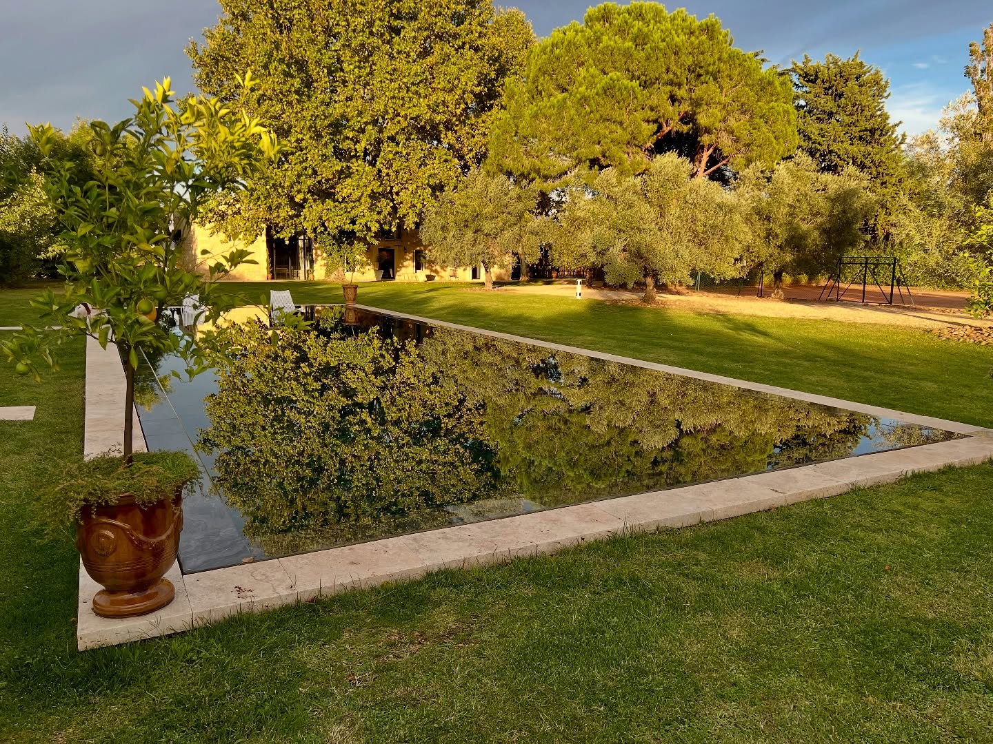 Le reflet de la piscine miroir du Domaine une soirée d’été ✨