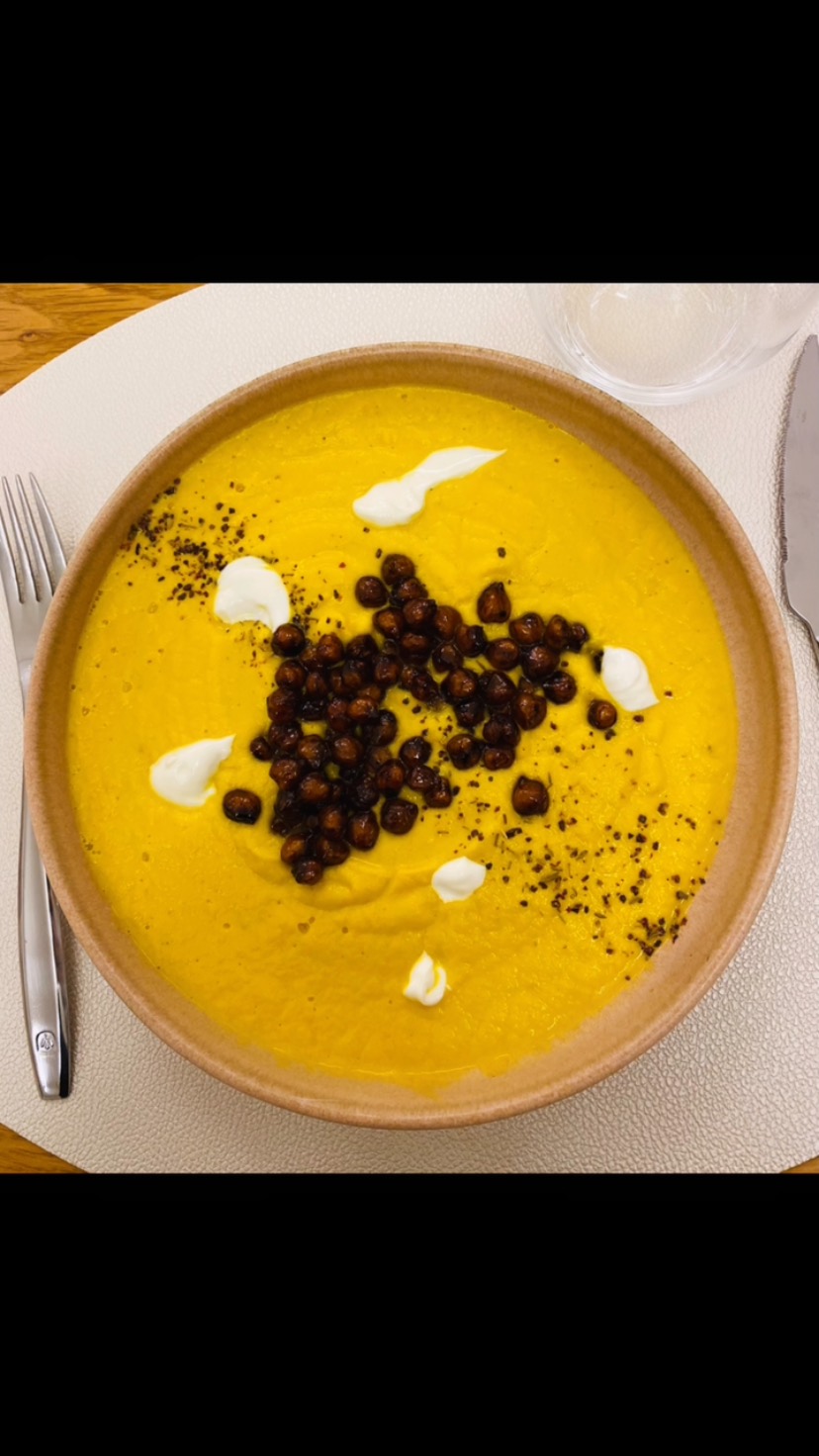 Velouté de carottes au tahini🥕
Je ne me lasserai jamais des soupes en hiver🍲
Pour 2 personnes :
1 oignon jaune
5 belles carottes
2 gousses d'ail
1 pincée de thym frais ou séché
3 cuil. à soupe d'huile d'olive
50 cl de bouillon de légumes
1 bonne cuillère à soupe de tahini
Pour les pois chiches caramélisés :
100 g de pois chiches cuits et égouttés
3 cuil. à soupe de sirop d'érable
1 cuil. à soupe de tamari
Pour le dressage :
2 cuil. à soupe de yaourt
1 pincée de sumac
Émincez l'oignon, faites-le dorer dans une casserole sur feu vif dans l'huile d'olive avec l'ail haché et le thym.
Epluchez les carottes, coupez-les en tronçons et ajoutez-les au reste de la préparation. Faites bien dorer le tout et, lorsque les légumes commencent à colorer, versez le bouillon de légumes. Laissez cuire 30 min, ajoutez un peu d'eau si besoin.
Retirez du feu et mixez dans un blender. Ajoutez le tahini, salez et poivrez puis mixez de nouveau.
Avant de servir, déposez les pois chiches dans une poêle bien chaude avec le sirop d'érable et le tamari. Laissez caraméliser quelques minutes.
Servez le velouté avec une cuil. à soupe de yaourt, les pois chiches caramélisés et une pincée de sumac.
Recette @laguinguettedangele
#healthyfood#organicfood#instafood#instagood#instagoodfood#foodstagram#eeeeeats#feedfeed#veggie#veggiefood#foodies#homemadefood#eat#eatgood#mangersain#food#foodshare#recettemaison#onmytable#storyofmytable#cook#cooking#vegetarien#vegetarian#vegetarianrecipes#foodies#soupe#nutritionniste#recette#nutritherapeute#velouté