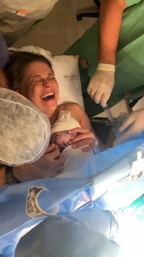 Luna, minha filha, seja muito bem vinda ❣️
Saiba que você é muito especial e amada desde antes de existir neste planeta.
Obrigada por ter vindo em nossa família, meu sonho mais íntimo e profundo foi realizado.
Você é mais perfeita que sonhei!
Chegou em 10/12/2024, na maternidade @rededor_oficial_star , já rodeada por um equipe amorosa e competente.
A @dra.carolalves, nossa obstetra, profissional ímpar e ser humano iluminado, cuidou muito bem da mamãe (e do papai @cnvgustavocastilho), ela já fazia acupuntura para me preparar para sua chegada e quando você estava ainda no forninho, sempre ganhava o ponto do "bebê feliz" ❤️
@marcelonunesantos marido da tia Carol, estava lá também, dando suporte e trazendo aquela energia gostosa que quem está perto se contagia na hora.
Então, conheci a @eumarimazzei, queridaaa, nossa fisioterapeuta pélvica, extremamente comprometida, atenciosa, que além de cuidar da nossa saúde, nos acolheu em momentos difíceis e ainda me incentivou a escrever uma cartinha de boas vindas para você, um dia a mamãe vai te dar para ler a carta.
A nossa enfermeira obstetra @enf.stella_groba que veio em casa para ajudar a preparar também o papai para o momento do parto e estava lá em todos os momentos.
E minhas amigas do ❤️, sim, tive o privilègio de ter 2 pediatras Neonatologistas que confio a vida da minha filha para te receber com muito amor. A tia @elianamaekawa mulher forte e ao mesmo tempo doce, de conselhos sábios também estava com mamãe quando você foi trazida ao mundo, disse que está apaixonada por você! A tia @marianakmorioka, que emana amor por onde passa, enxerga o mundo com lentes 🌈, tem uma alegria de viver inspiradora, bem, ... não preciso dizer muito, foi nossa madrinha de casamento junto com o tio @bllandi
Grata demais a vida, ao universo, a Deus por ter me proporcionado a oportunidade de ser sua mãe 🙏🏼❤️🥰 Completude !
#presentedavida #amormaiordomundo #maedemenina #presentededeus