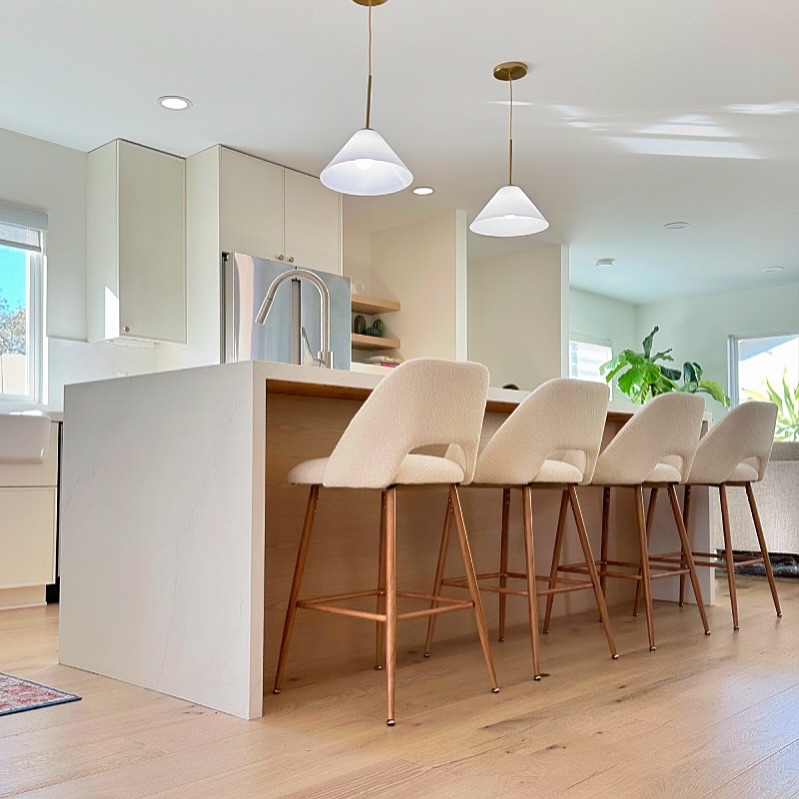 Material combinations can transform a space! Here, a painted door pairs beautifully with a wood-stained island for a warmer, more inviting look. The waterfall edges on the island frame the wood perfectly, creating a design that’s both open and unique ✨
#Davanna #Davannastudio #bellmontcabinets #kitchendesign #kitchenremodel #kitcheninspiration #kitchenrenovation #kitchenideas #kitchengoals #kitchencabinets