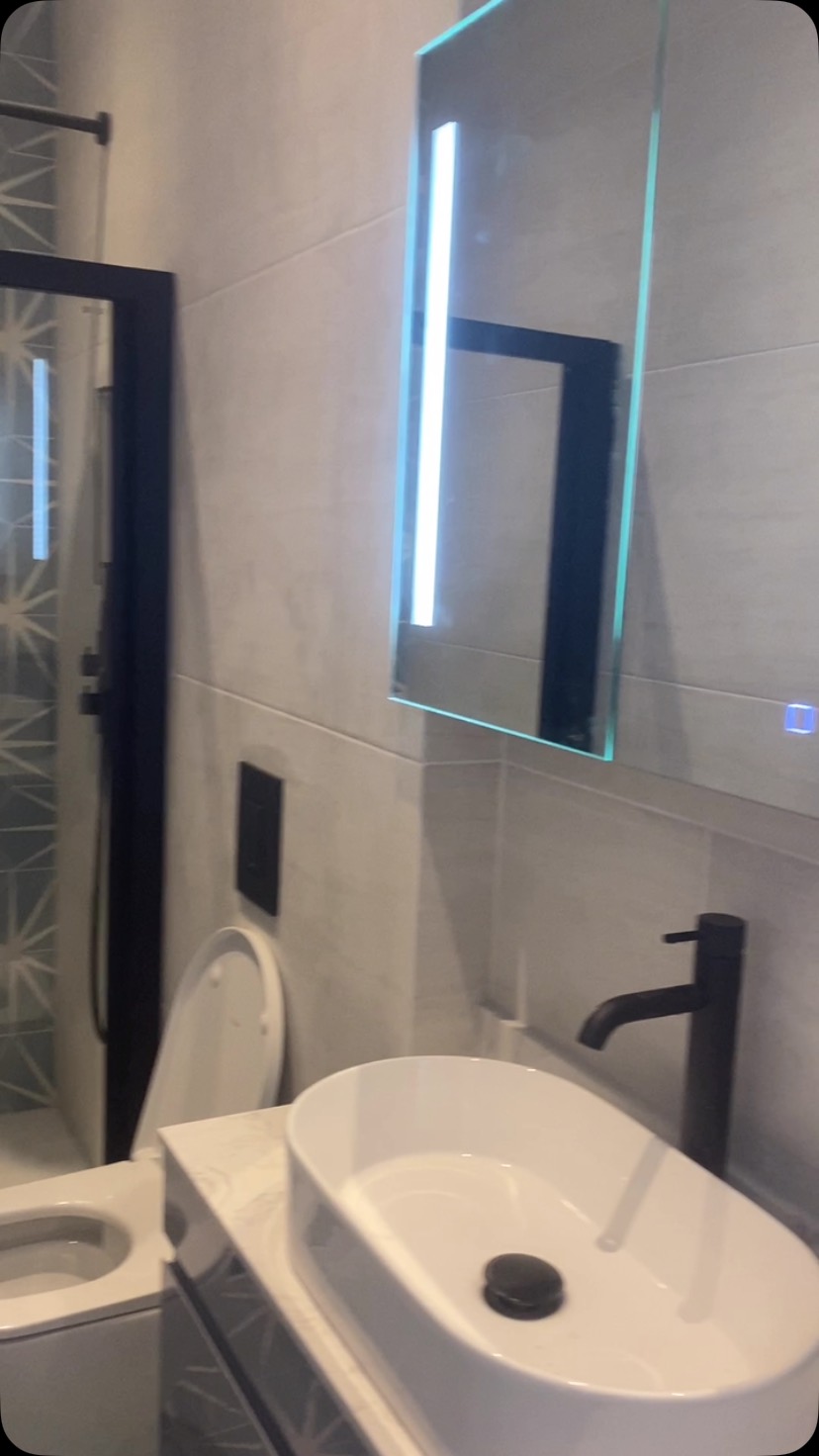 The blush and brass house - Mater en-suite. #interiordesign #londoninterior #renovation #homestyling #goldersgreen #finchley #hampstead #millhill #design #designer #architecture #homedesign #eastFinchley #moderndesign #interiordesign #moodboard #styling #interiorlondon #kitchenisland #kitchendesign #mood board. #homeoffice