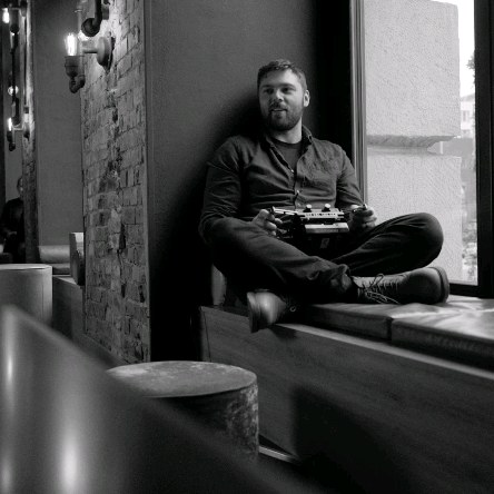 Some BTS from our shoot out in Dűssledorf and Hannover for a hotel brand. Thanks again to the amazing crew and models.
@real_steve_garay
@julianvoltmann
@mori_tz
@weatherheadb
@teodorajimborean
@le_makeupartist
@guido.oboda
@janabrow
@layaslamaa @jerrad.dieonkelzz