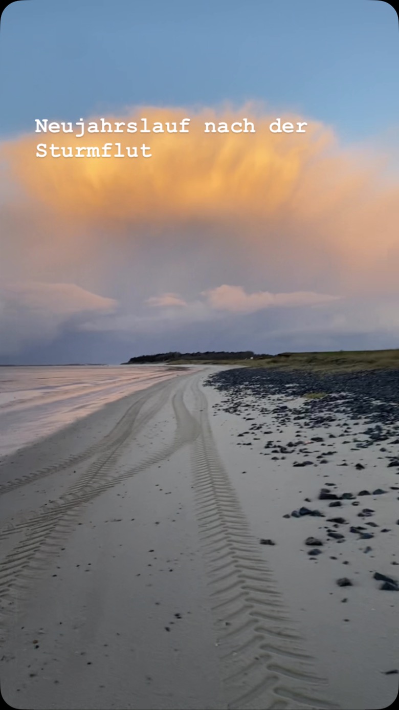 Mein Neujahrslauf nach der gestrigen Sturmflut. Hier zeigt sich in der Natur, was wir auch in unserem Leben erleben, wenn wir es zulassen und darauf vertrauen.
Nach dem Sturm kommt die Ruhe und die Sonne geht wieder auf. Und irgendwann kommt auch wieder Sturm … und dann wieder Ruhe … der Kreislauf des Lebens ist so einfach und doch häufig so herausfordernd.
Ich wünsche euch alles ein gesundes und frohes neues Jahr mit viel Zufriedenheit.
Ich bin für euch da, wenn ihr Unterstützung bei dem Erreichen eurer Ziele und dem Meistern eurer Herausforderungen braucht.
Eure Melanie von uniqam coaching
#coaching #burnout #leben #ruhenachdemsturm #zieleerreichen #inselföhr #nordseeliebe #coachinghamburg #coachinginhamburg #coachinginrosengarten #friesenlodgeföhr @friesenlodge.foehr
