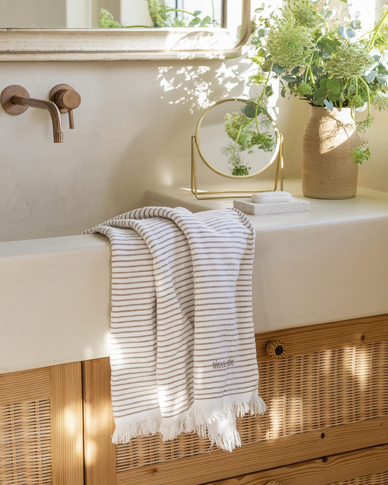 Las maravillosas estilistas de la revista @el_mueble nos enseñan cómo vestir tu baño usando una de las toallas de la colección Justine de @aiguavista.
Las encuentras en su web en 3 colores distintos y son perfectas para combinar por ejemplo con la colección Hugo.
(Hilo tintado en lino de algodón órganico)