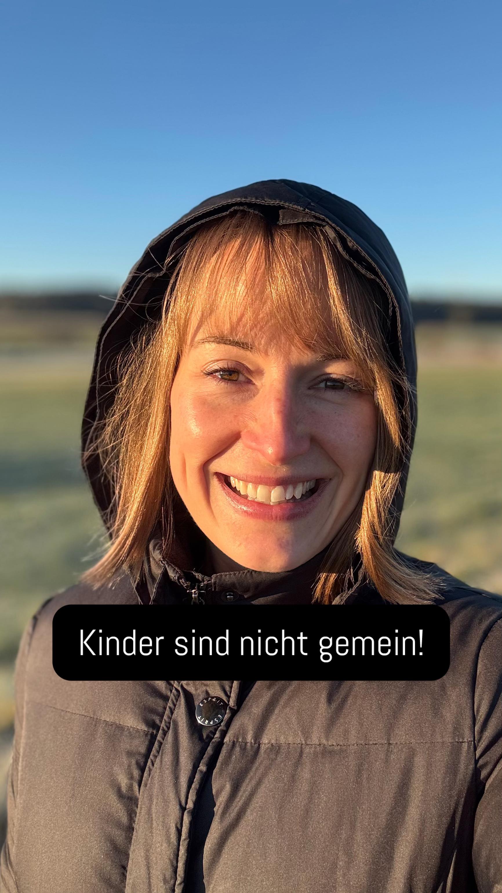 Wenn Kinder gemeine Sachen sagen, dann fühlt sich das zwar gemein an, aber die Wahrheit ist, dass Kinder, die so was sagen, einen großen Mangel haben, der nur umso größer wird, je mehr wir Kinder für ihren Mangel bestrafen💥
„Wenn du nicht das oder jenes gesagt hättest, wär ich jetzt auch nicht wütend.“
„Das machst du doch mit Absicht, um mich zu ärgern.“
„Hör auf, mich zu provozieren!“
„Wenn du einfach mitgemacht hättest, dann wär jetzt auch alles in Ordnung.“
„Ich hab nur auf eine Entschuldigung von dir gewartet, dann hätte ich Gnade mit dir haben können.“
Aber Gnade ist doch nur da notwendig, wo es Gnade braucht.
➡️ Anstatt großzügig Schuld zu verteilen, sollten Eltern großzügig Verantwortung übernehmen!
Kinder können mit ihren Eltern nicht an einem Strang ziehen, wenn sie von ihren Eltern als Feinde betrachtet werden. Nicht weil sie nicht wollen, sondern weil ihre Eltern nicht wollen.
Partner können nicht an einem Strang ziehen, wenn sie sich gegenseitig als Feind betrachten.
Wir sollten aufhören, den Feind in unserer Familie zu sehen 🙏🏻
Denn wer sine Familie als Feind betrachtet, wird sich schützen und wehren.
Früher war verteidigendes Verhalten vor allem durch
SCHLÄGE
SCHREIEN
offensichtlicher, heutzutage ist es subtiler durch
IRONIE
SARKASMUS
BESCHÄMEN
„Hättest du mal auf mich gehört.“
„Hab ich dir ja gleich gesagt.“
„Du darfst wieder bei uns sein, wenn du lieb bist.“
„Selbst Schuld!“
Gewalt - in welcher Form auch immer - muss aufhören‼️
Dazu brauchen Kinder und Eltern Strategien, wie sie mit ihrer Überforderung umgehen können. Und Eltern brauchen Wissen über Erziehung, das ihnen wirklich dabei hilft, ihr Kind beziehungsorientiert zu erziehen.
❤️ Ich helfe dir!
➡️ Folge mir für kostenlose Tipps!
➡️ Mach meinen Online-Elternschulkurs!
Mehr Infos findest du hier:
https://www.anjadahlmann.de/elternschule
#beziehungsorientiert #Erziehung #Elternsein #Familienleben #Familienalltag #AlltagmitKindern #Kindheit #Mamasein #Papasein #Familie #ElternschuleDahlmann