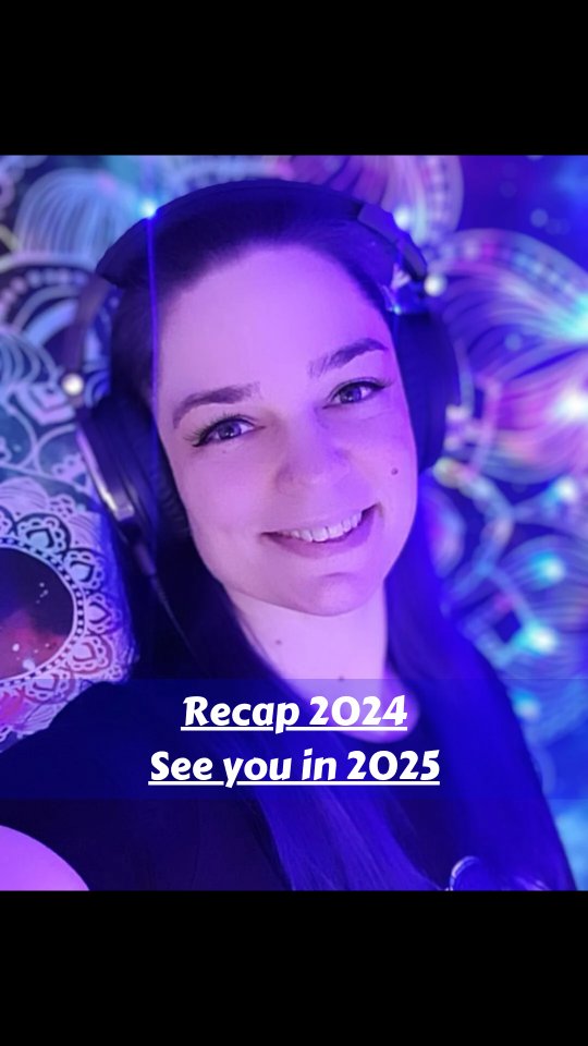 Hallo ihr Lieben,
in wenigen Stunden ist es soweit und wir lassen wieder ein Jahr hinter uns 🎆
Zeit um noch mal kurz Revue passieren zu lassen, was alles so das Jahr über passiert ist 🤩
Und das war wieder so einiges 🥰
Nicht nur durfte ich wieder in 8 verschiedenen Städten auflegen, sondern auch ganz verschiedene Richtungen von Events bespielen (von Ecstatic Dances über Festivals, bis hin zu meiner ersten Hochzeit) und dann auch noch die Onlinewelt weiter erkunden 🎧🎶
Zudem habe ich so viele wunderbare Menschen kennengelernt und auch mit einigen von ihnen magische Events veranstaltet 🤗💗
Somit möchte ich mich von ganzem Herzen bei jedem bedanken, der Teil davon war und freue mich auf noch viele weitere schöne Momente mit euch in 2025 💗🎶
#ecstaticdancedj #festivaldj #twitchdj #weddingdj #lovemyjob