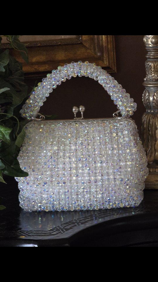 I am in deep negotiations with myself about keeping them all. 🤣🙃
Coming to the website soon!
#whatwillicreatenext #jewelrydesigner #handcraftedjewelry #beadedbags #statementbags #statementpurses #liveyourjewelrydreams #newproductalert #beadaholic