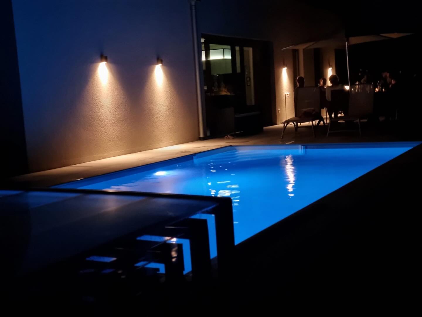 Zum Ende des Weihnachtsurlaubs zeigen wir euch endlich den Swimmingpool mit grauer Folie in Abendstimmung! Und beim Erstellen des Posts kribbelt es bereits wieder in unseren Fingern und wir freuen uns schon so sehr auf die nächsten Projekte!! 🥰
Wir nehmen euch immer wieder mit! 😍😍😍