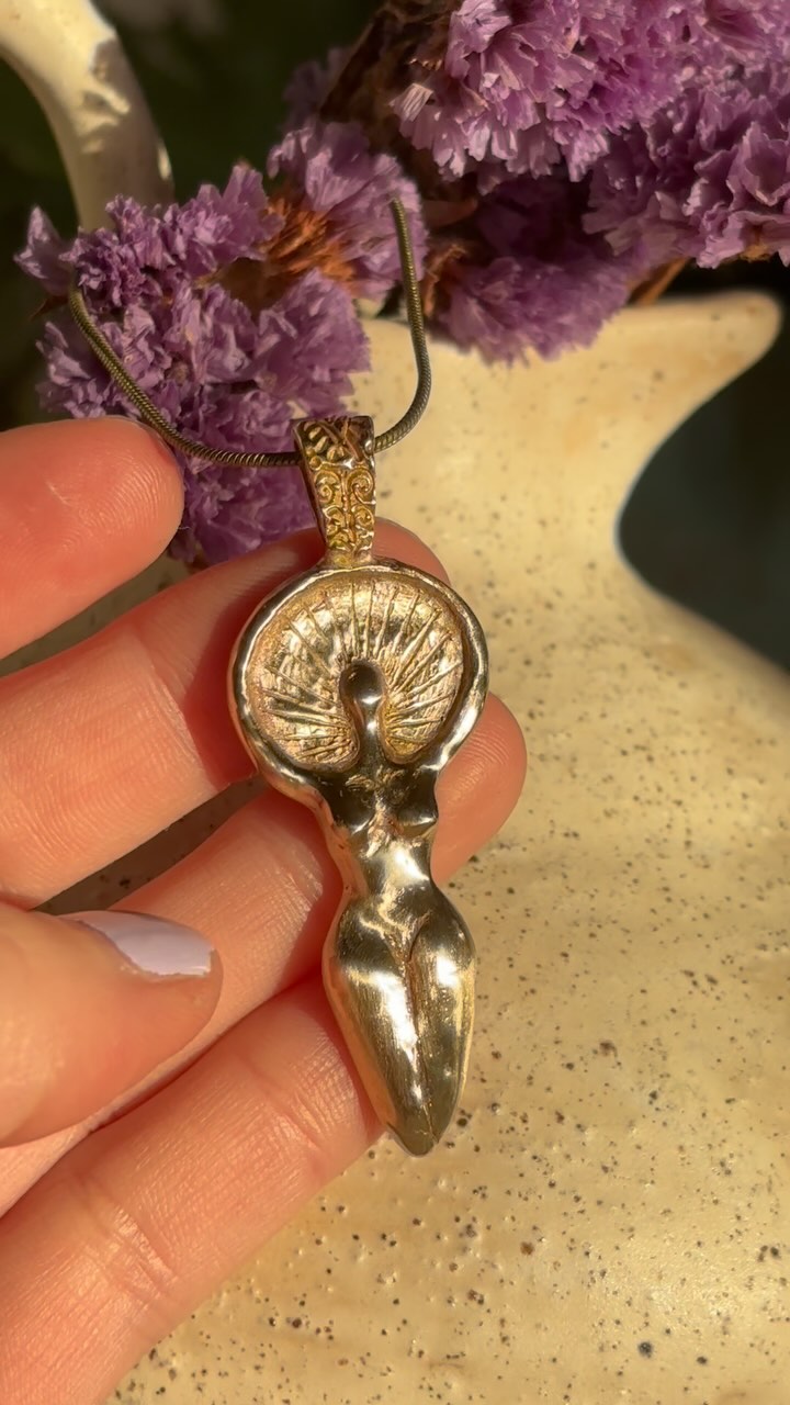 Feliz año nuevo a todas! Estos días os iré mostrando las nuevas joyitas que he estado haciendo en estos últimos meses, aquí la primera que no podía esperar a compartiros ❤️ Enlighted Venus ✨ la segunda de nuestras pequeñas diosas madre prehistóricas.
Venus es uno de los arquetipos femeninos más importantes, sino el que más, desde tiempos remotos ha representado la fertilidad, la encarnación de todos los tipos de amor, la belleza… en la prehistoria estos figurines fueron tallados en piedra blanda (esteatita, calcita o caliza) o también en hueso, marfil y en arcilla. Se conocen más de 300 figurines de Venus, aunque a lo largo de la historia ha ido evolucionando, y ha sido representada por Astarté, Innana, Ishtar, Afrodita, Venus romana..
La mayoría de estas Venus prehistóricas tienen anchas caderas y piernas que se estrechan hasta acabar en punta, algunas incluso tienen tatuajes. En las que he creado podemos ver alguna representación con tatuajes 😊
Espero que os gusten!
#venus#goddess #venusgoddess#jewels #jewelry #joyas#spiritualjewelry #spirituality #spiritjewelry #joyeriaartesanal #handmade#handmadejewelry #ancientjewelry #ancientegypt #ancientjewellery #spiritualgrowth #yoga#yogi#yogini#women#womenartists