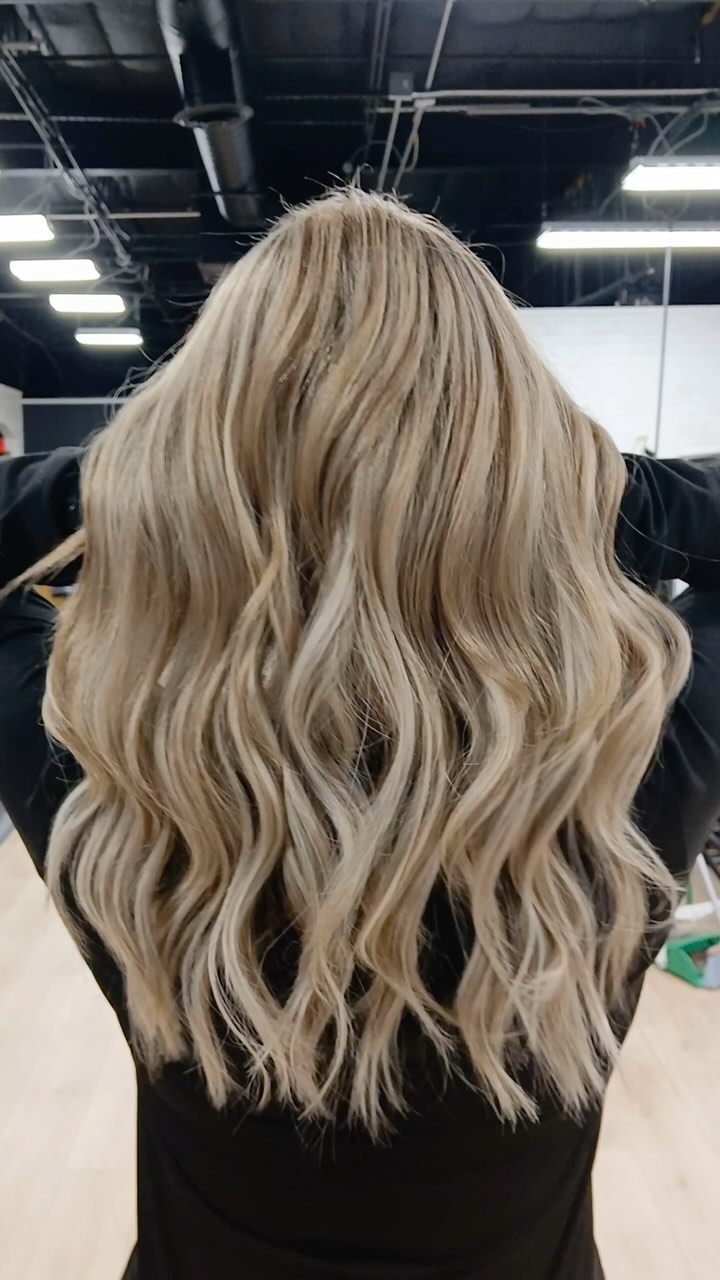We freaking love this extension and color transformation by our lovely @shearmadness_bytheresa
Done using our gorgeous Riot & Mane Weft extensions in 2 shades for a total customized match!
#salon #webstersalon #longhair #webstertx #hair #stylist #extensions #weft #appointments