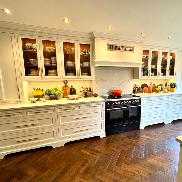 An incredible stylish kitchen, utility and Gin bar we had the pleasure to hand paint few months ago, thank you to our clients to provide some beautiful staged pictures.
Following a very inspired and detailed design, the team at @jlajoinery did an incredible job.
All units are hand painted with @benjaminmooreuk , ‘Swiss Coffee’ for the kitchen and utility, ‘Modnight Dream’ for the Gin bar.
@winslowinteriorfinishes #traditionalhandpainting #bespokehoinery #bespokecarpentry #bespokecabinetry #bespokekitchens #kitchendesigns #kitchendesignuk #kitchendecor #kitchenrenovation #kitcheninspiration #bespokekitchendesign #handmadekitchens #luxurykitchens #luxuryhomes #kitchensofinstagram #kitchenbythesea #selseyliving #selseybeach