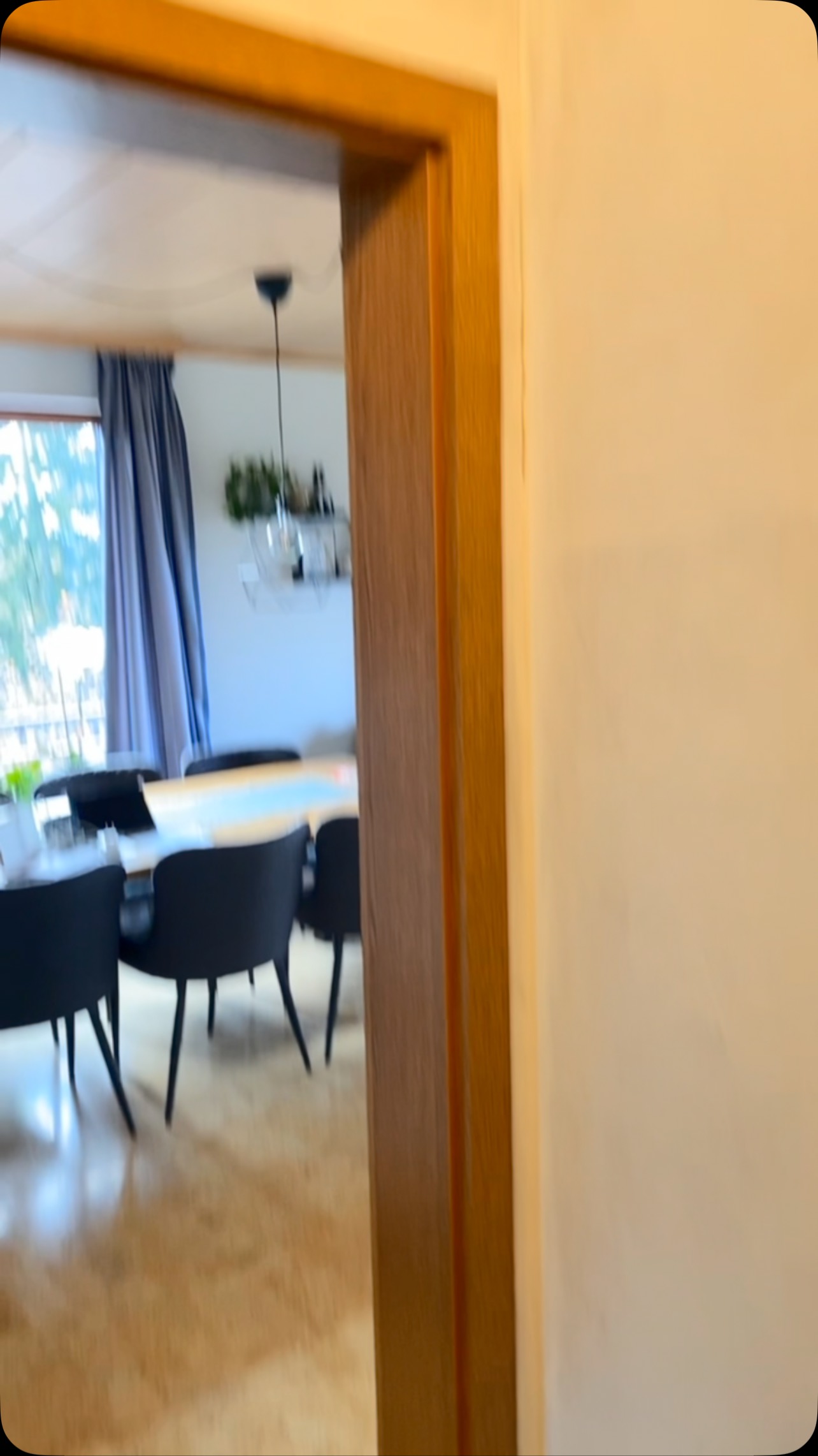 Harmonisch und idyllisch beschreiben diese kleine Wohlfühloase auf den Punkt 🌿🪷🏝️
Mit Wänden in blassem Hellgrün, identisch lackierten Türen und Sockelleisten in ganz hellem Grau und dem perfekten Kontrast zu unserem Vinylboden haben wir mit unserer (äußerst stilbewussten) Kundin wieder mal ein perfektes Ergebnis erzielt und können uns alle noch sehr lange über dieses Projekt freuen.🤓👍🏻