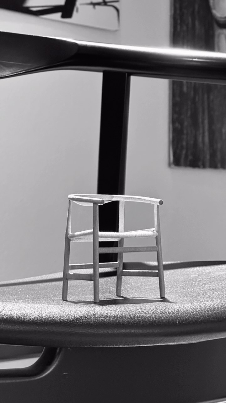 Ikonisk dansk design: Hans J. Wegners PP201 og PP203
Når det kommer til tidløst design og sublimt håndværk, er Hans J. Wegners stole PP201 og PP203 blandt de ypperste eksempler.
PP201 og PP203 er to sider af samme designmønster – begge skabt med Wegners karakteristiske blik for enkelhed, funktion og æstetik. PP201 er med klassisk flettet sæde (her vist som miniature stol), mens PP203 byder på et blødt polstret sæde, der tilføjer ekstra komfort.
Fælles for begge er deres rene linjer, naturlige materialer og et formsprog, der indfanger essensen af skandinavisk design. Disse stole er ikke bare møbler – de er kunstværker, skabt til at holde i generationer.
#HansJWegner #PP201 #PP203 #DanskDesign #TidløstDesign #SkandinaviskÆstetik #DesignIkoner #KvalitetOgHåndværk #MadeInDenmark