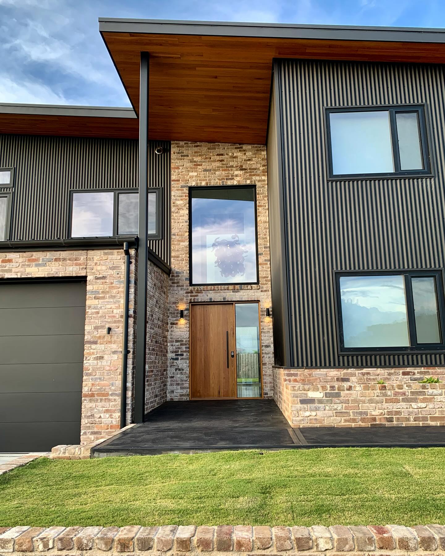 A few snaps to come of this completed new build in Jindabyne.
#newbuildhome #architect #nswarchitect #minimalistarchitecture #recycledbricks #colorbond #passivearchitect