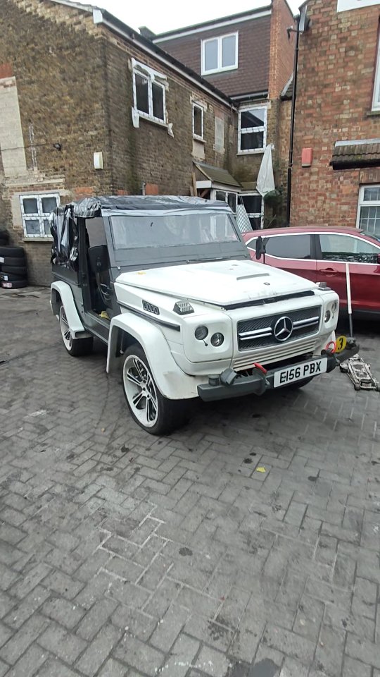 This right hand drive 1984 Benz G Wagon Wolf is on its way to Georgia, USA. Come summer time, the body parts will be refitted, painted, new engine(OM606) and interior will be reupholstered. Trust the process.
#import #gwagon #w460 #w461 #reels