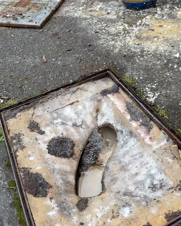 The standard fat and grease build up 🚽🪄🧼