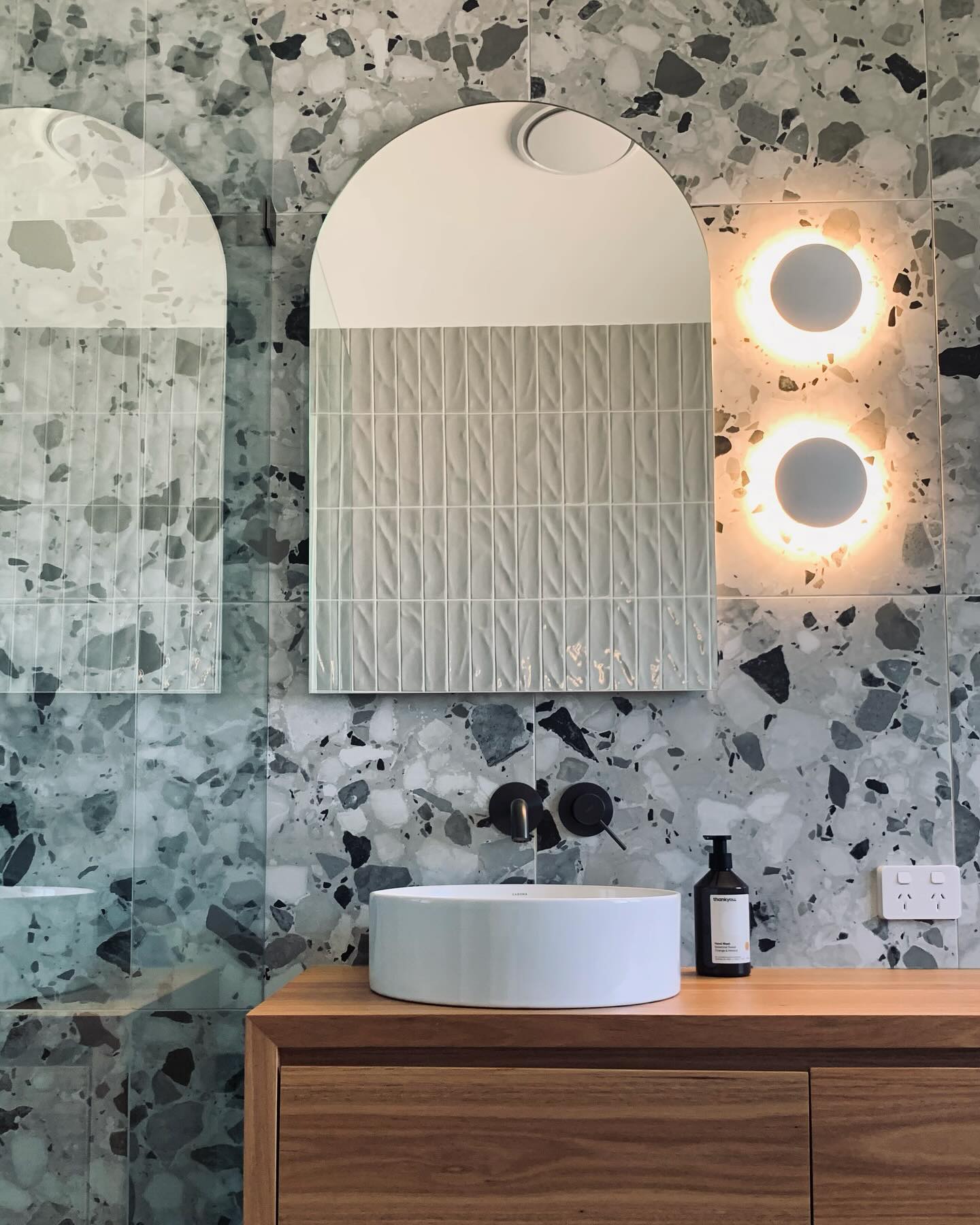 The details 🙌 Architecture isn’t just about the outside aesthetics. I’ve said it before, it’s about creating those functional, comfortable and inviting spaces inside. Beautiful finishes by the owners.
#architect #interiordecor #nswarchitect #jindabynearchitecture