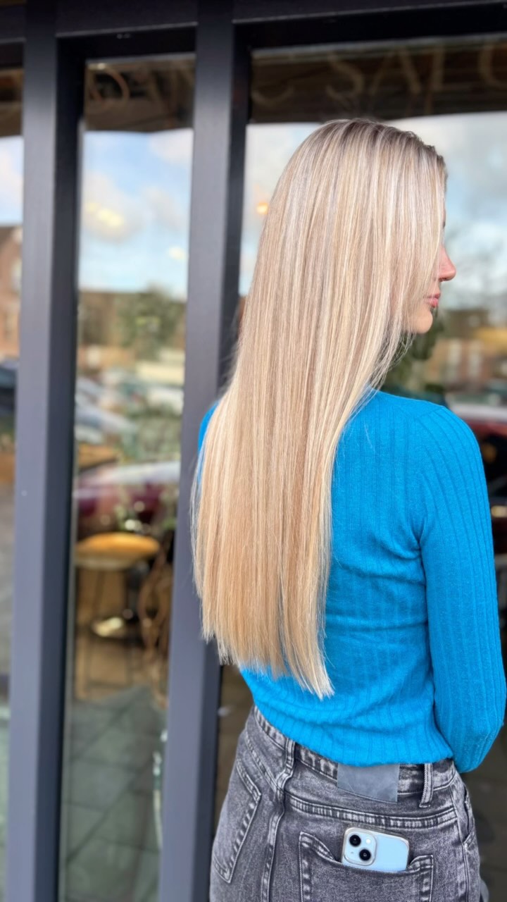 Our signature classic fresh blonde for @mylene_vw ✨
Would you like to start the new year as a classic fresh blondie as well?
Find us @eorganicsalon
DM / WhatsApp or book your appointment online,
www.eorganicsalon.nl
#ecosalon #japaneseheadspa #scalpcare #organichaircare #balayagesalon #hairsalonnearme #hairsalonnearmebalayage #hairinspo #organichaircolor #owaysalon #balayageexpert #babylightsandbalayage #organicbleach #blondebeauty