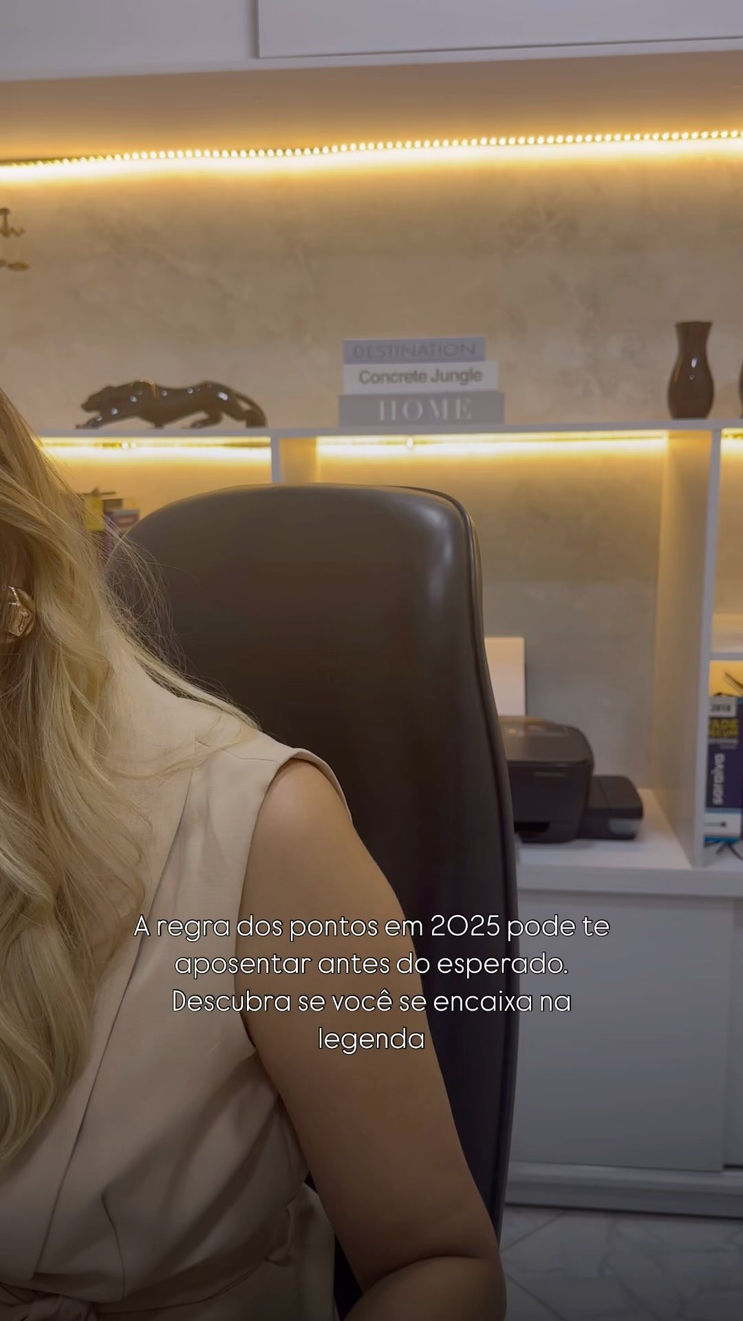 Encaminha esse vídeo para seus amigos e familiares anteciparem suas aposentadorias.
Você sabia que não é só a idade que importa para a aposentadoria?
Com a regra dos pontos, a soma do tempo de contribuição com a idade dera os chamados pontos, e isso pode te aposentar antes do esperado.
Em 2025, mulheres precisam de 92 pontos e homens de 102 para ter direito a essa regra.!Então essa regra não exige uma idade mínima, a idade entra apenas para completar os pontos.
E o melhor de tudo: essa regra pode garantir um valor maior do benefício em comparação a outras opções!
Isso acontece porque a regra dos pontos premia quem começou a trabalhar cedo e contribuiu por mais tempo.
Mas cuidado: a pontuação aumenta a cada ano, e o cálculo pode ser um pouco complicado. Para garantir que você se encaixa nessa regra e que está fazendo o possível para melhorar e aumentar sua renda para ter um futuro tranquilo, é essencial fazer um planejamento previdenciário estratégico, procure um advogado previdenciário especializado.
•
•
•
#inss #oabpe #oab #advocacia #previdenciario