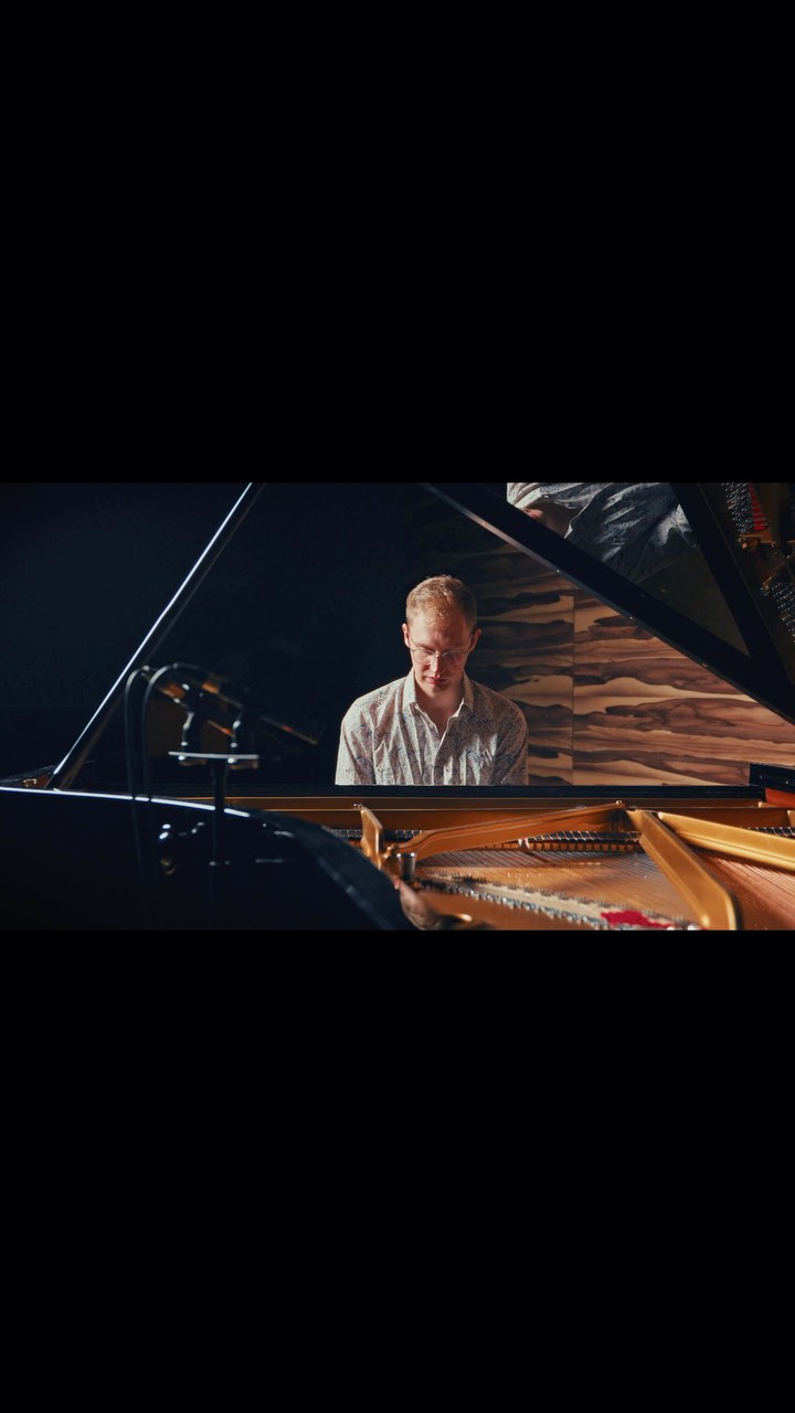Ein kleiner Ausschnitt aus meinem Arrangement von Both Sides Now von Joni Mitchell
Das komplette Video findet ihr auf YouTube 😊
link in der Bio
Danke an @david.wenkemann für die Videoproduktion
Thanks to @jonimitchell for her beautiful composition
#jonimitchell #pianomusic #solopiano #steinway #bothsidesnow #bothsides #arrangement #easylistening #keithjarrett #videoproduction