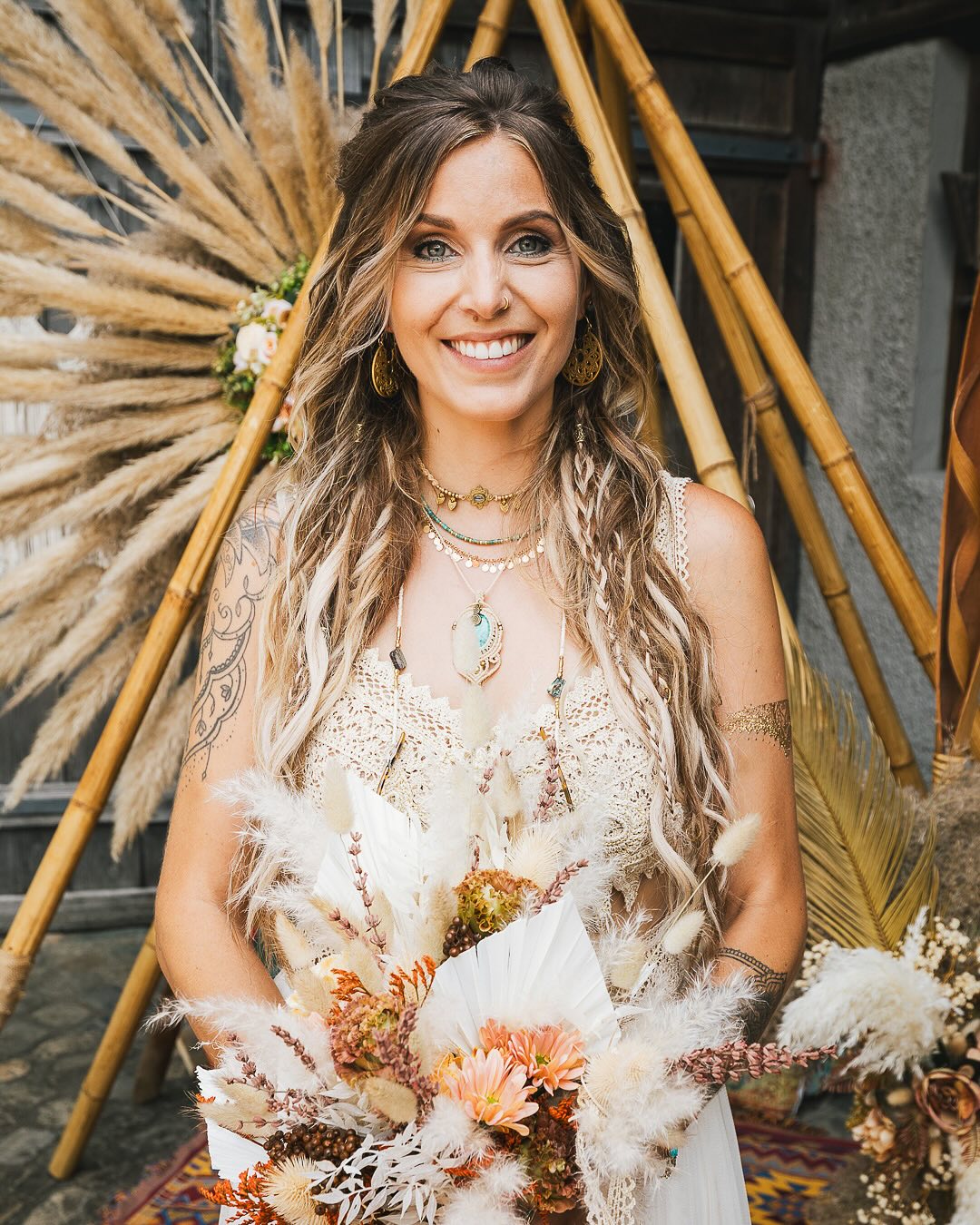 Wow 😍 was für eine wunderschöne Braut. Es war eine einzigartige Sommerhochzeit mit einem Style der sich von Braut und Bräutigam, über Location bis ins letzte Detail der Deko durchgezogen hat.
@zum_jaegerhuus @bohodeko
#cundtphotography #hochzeitsinspiration #hochzeitsfotografie #hochzeitsfotograf #swissweddingphotographer #weddingphotography #brautkleid #brautstrauss #brautfrisur #brautschmuck #bohostyle #bohowedding #bohobride #dirtybootsandmessyhair #loveandwildhearts