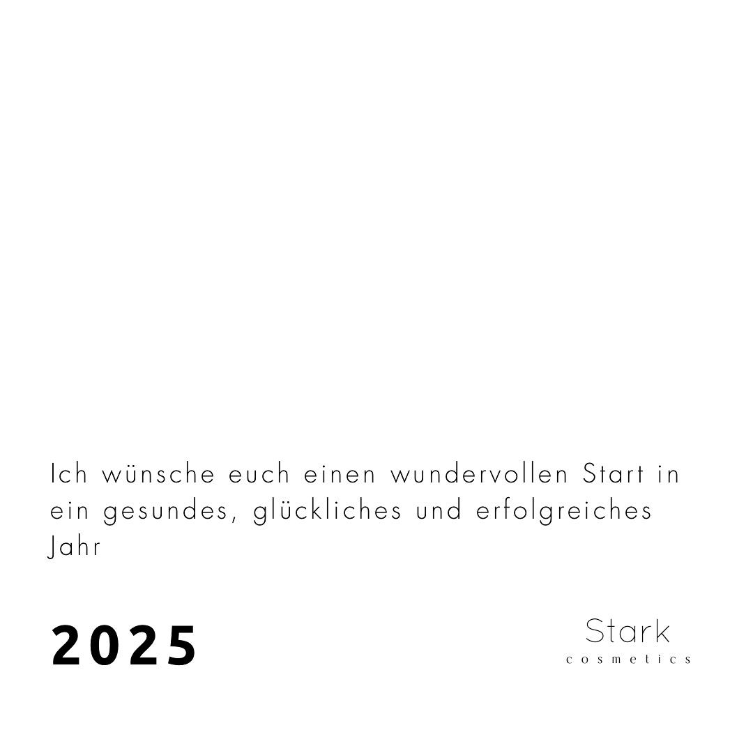 Danke für ein besonderes Jahr ❤️
2024 war für mich ein Jahr voller Glück, Herausforderungen und wertvoller Momente. Mit der Geburt unseres zweiten Sohnes hat sich unser Leben auf die schönste Weise verändert. Gleichzeitig habe ich mit ebenso viel Hingabe und Leidenschaft meinen Shop weitergeführt – etwas, das mich zutiefst erfüllt und mir jeden Tag aufs Neue Freude bereitet.
Es war nicht immer leicht, Familie und meinen Shop miteinander zu vereinen, doch mit der Unterstützung meines wundervollen Mannes und eurem Vertrauen habe ich es geschafft. Ihr, meine Kunden und meine Community, seid für mich ein großer Antrieb und der Grund, warum ich mit so viel Herzblut das tue, was ich liebe. Dafür möchte ich euch von Herzen danken.
Für 2025 nehme ich mir vor, noch mehr auf mich selbst zu achten, die Signale meines Körpers ernst zu nehmen und die wertvollen Momente mit meiner Familie bewusster zu genießen. Denn eines habe ich gelernt: Balance ist der Schlüssel zu echtem Glück.
Danke, dass ihr Teil dieser Reise seid. Ich freue mich auf alles, was das neue Jahr für uns bereithält. Auf ein gesundes, glückliches und erfülltes 2025! ✨
Von Herzen,
Amy