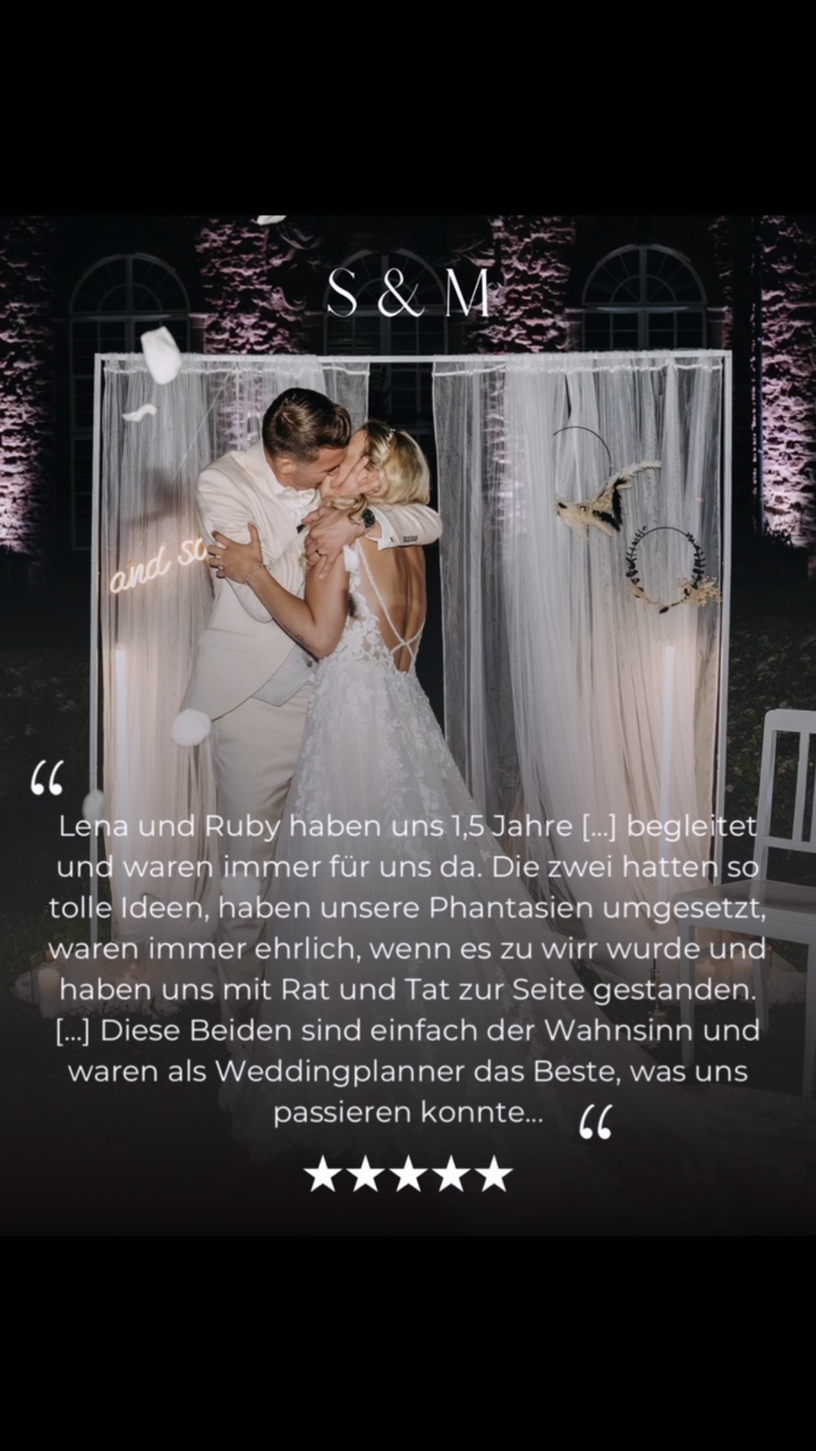 Feedback eines unserer 2024 Brautpaare 🥹🤍
S & M hatten einen großen Wunsch für ihre Hochzeit: Sie sollte absolut einzigartig sein! Gemeinsam haben wir hin und her überlegt, wie wir den klassischen Tagesplan so umgestalten können, dass der Spannungsbogen bis zum Ende erhalten bleibt. Eine freie Trauung am Abend, versteckt in einem wunderschönen Park nahe der Location als Überraschung für die Gäste und absolutes Highlight für Braut und Bräutigam ✨ auf den ersten Blick eine super tolle Idee, deren logistischer Aufwand im Vergleich zu einer klassischen Trauung zu Beginn der Feier jedoch nicht zu unterschätzen ist. Gemeinsam mit allen beteiligten Dienstleistern haben wir es geschafft, dass der Wunsch der beiden Realität wurde und die Trauung im Mondschein allen in ewig schöner Erinnerung bleiben wird! Die Stimmung war einfach der Wahnsinn! ✨
Foto: @creative_lovestories