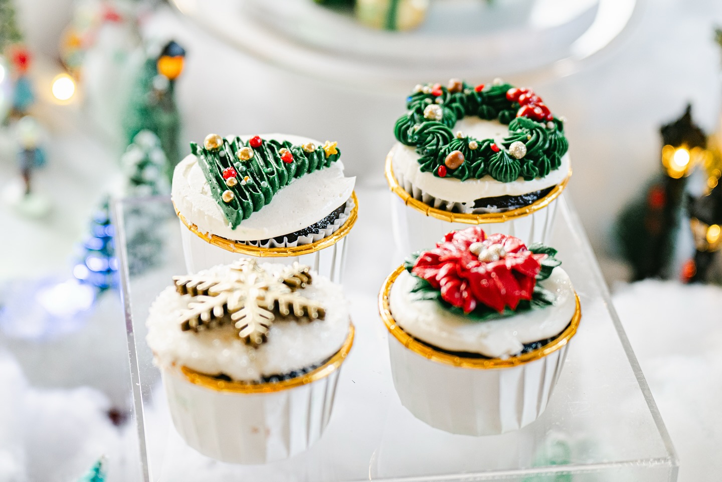 Some luxurious Christmas cupcakes 🧁
.
.
.
📸 @soula_photography 🤩🥰
.
.
#sugardreamsodeza #chrismascake #cakedessert #christmasdessert #christmastreats #cakephotography #cakephoto #christmas2024 #holidaydesserts #holidaytreats #desserts #cakeinspiration #cakestyle #cakedesign #cakeart #cupcakesofinstagram #cupcakes #christmascupcakes #cupcakedecorating #luxurydesserts #elegantcupcakes