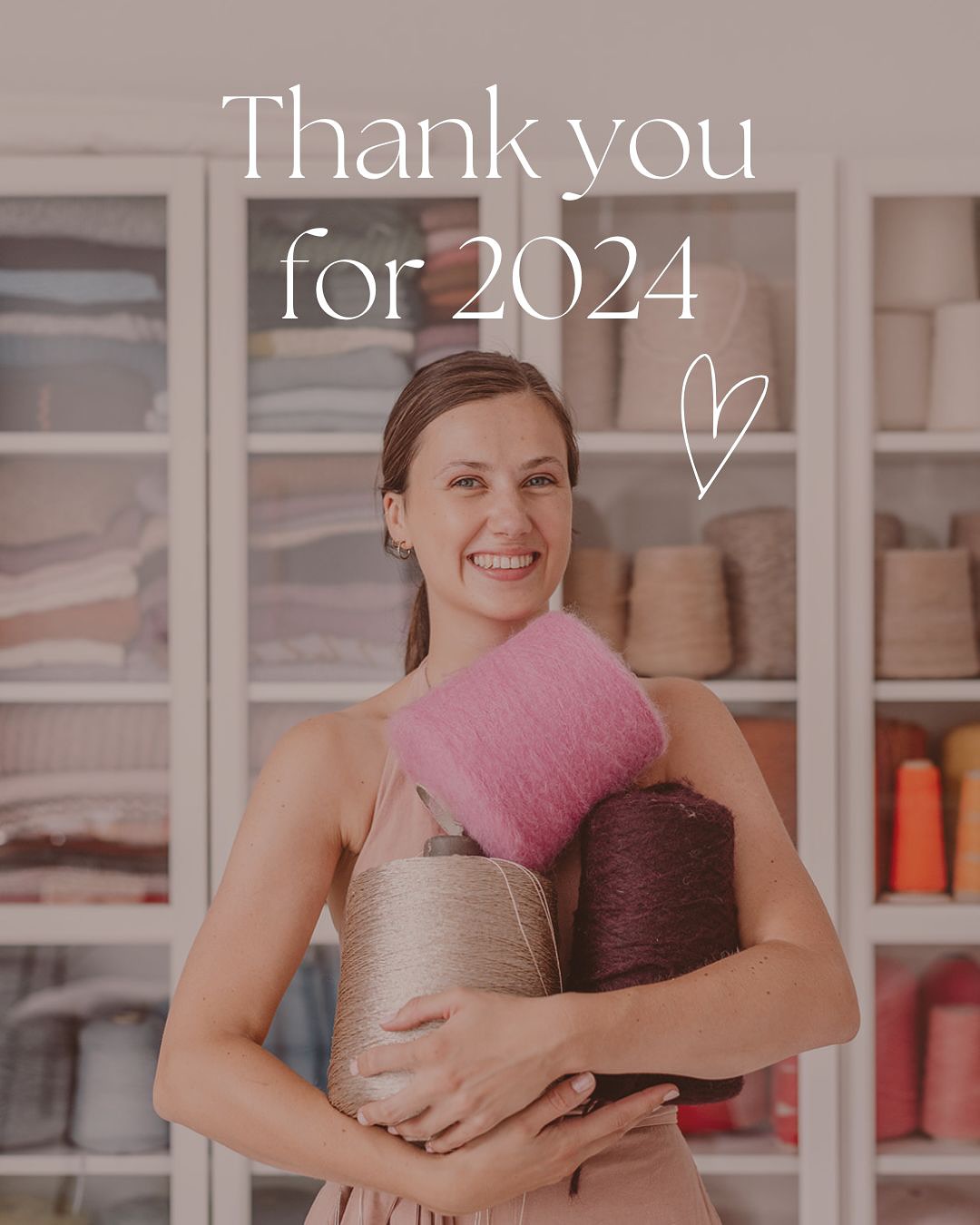 ✨ Het jaar 2024 afsluiten in dankbaarheid
Nu het jaar ten einde loopt, willen we een moment nemen om JOU te bedanken—onze geweldige klanten — om deze reis zo bijzonder maken 💛 Onze passie voor kwaliteit en kleur wisten jullie als geen ander te appreciëren. We zijn enorm dankbaar om dit avontuur met jullie te mogen delen.
Wij kijken uit naar een nog mooier 2025, laten we volgend jaar net zo zacht en warm maken als je favoriete alpaca knits 😉🦙
Veel liefs,
Marie 🤍
