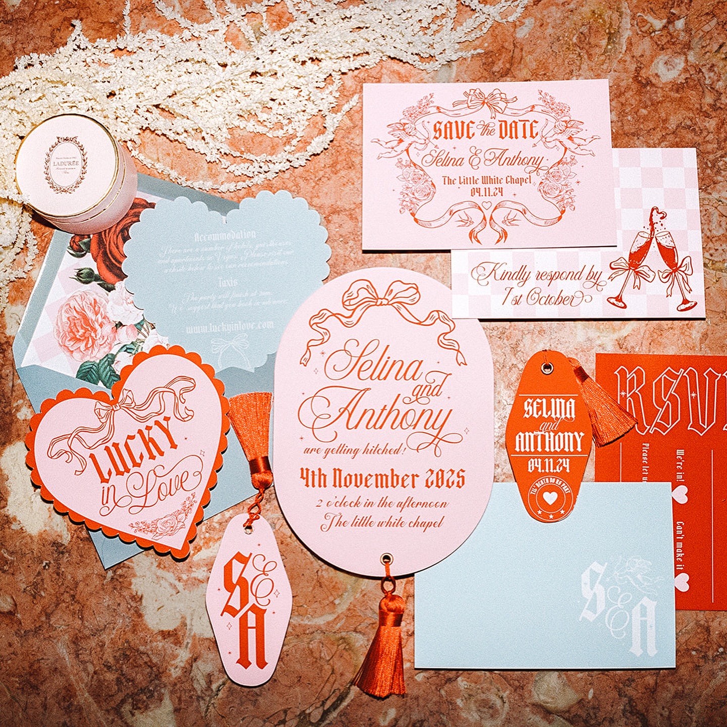 • Carton rouge ♥️
• Et celui-ci est 100% full love ! C’est la seconde fois que je travaille avec Sarah de @peachwolfe et son travail est pour moi d’une cohérence parfaite !
• Si vous me connaissez un peu, vous savez maintenant que j’aime dire que je me roulerais volontiers dans une collection de papeterie tellement je trouve ça canon 🤣
• Sarah fait partie de mes créateurs préférés en la matière, ses propositions sont évidemment de très bon goût, les envois sont soignés, et elle est toujours d’une grande écoute 🖤 Thank u Saratitaa 🫶🏻
• Pour ce projet, je lui ai demandé d’orienter les invitations vers un esprit vintage, tout en intégrant des codes qui reflètent mon univers : le damier, les noeuds + une touche florale en référence au lieu qui nous accueillait @velveteenrabbitlv
Photo & Video Super 8 @tohaveher @curlsfilms
Lieu @velveteenrabbitlv @alittlewhiteweddingchapel
Officiante @theloveladyofficiant @hellbenthitchings
MUAH @beautyby_karebear
Papeterie @peachwolfe
Dragées @maisonladuree
Couple @demi_tigresa & Andres
Fleurs @florallab_vegas
Voiture @royalridesvegas
Organisation, coordination, DA @aimedeuxfois
———
• Red Card ♥️
• And this one is 100% full of love! It’s the second time I’ve worked with Sarah from @peachwolfe, and her work, to me, is perfectly cohesive!
• If you know me even a little, you probably know I love to say I’d happily roll around in a collection of stationery because I find it so stunning 🤣
• Sarah is one of my absolute favorite creators in this field—her designs are obviously super tasteful, her deliveries are impeccable, and she’s always incredibly attentive 🖤 Thank u Saratitaaa 🫶🏻
• For this project, I asked her to steer the invitations toward a vintage vibe while incorporating elements that reflect my style: checkered patterns, bows, and a floral touch inspired by the venue hosting us, @velveteenrabbitlv
#weddingstationery #stationery #fairepartmariage #weddinplanner #lasvegasweddingplanner #inspirationmariage #lasvegaselopement #frenchweddingplanner #frenchwedding #mariage